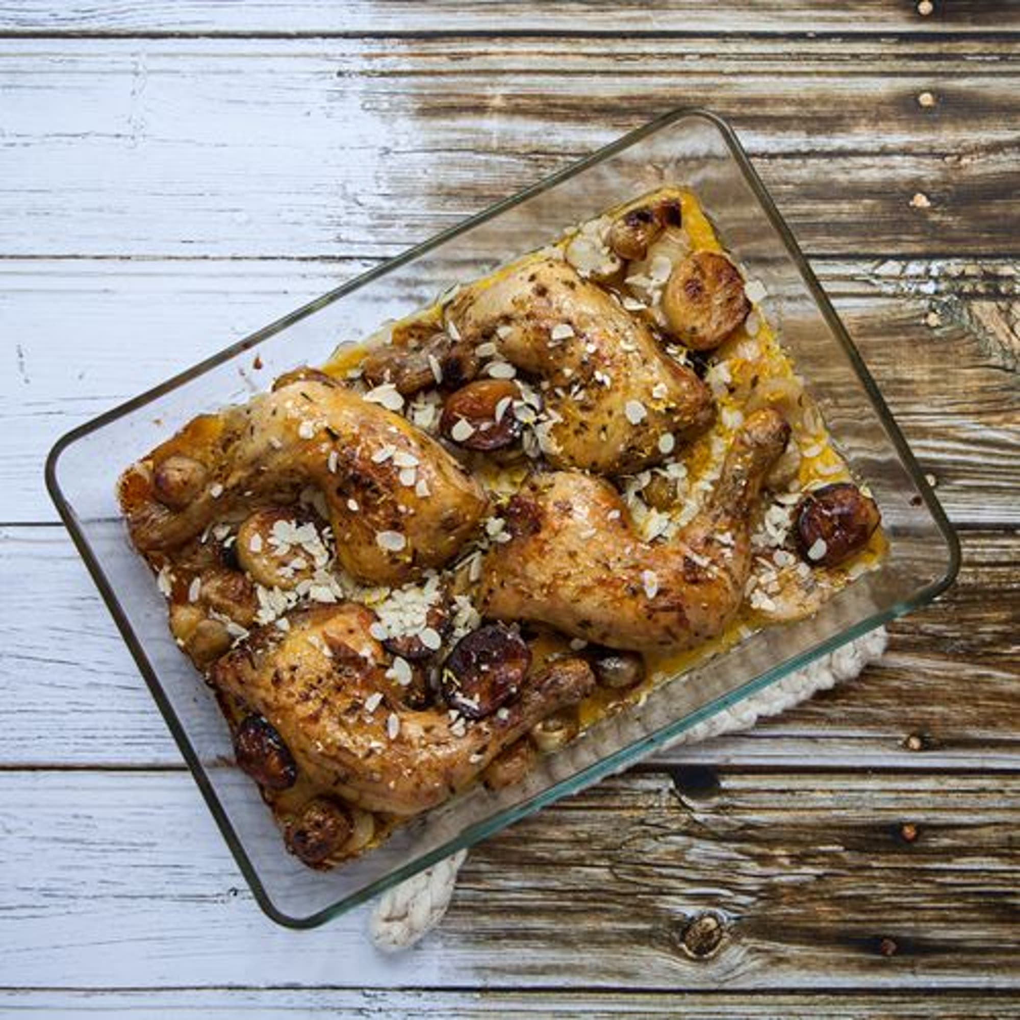 Kycklingklubbor med krämiga jordärtskockor, potatis och mandel