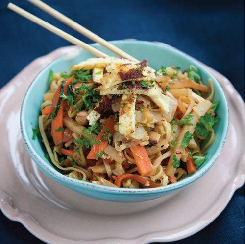 Asiatisk nudelwok med omelettopping