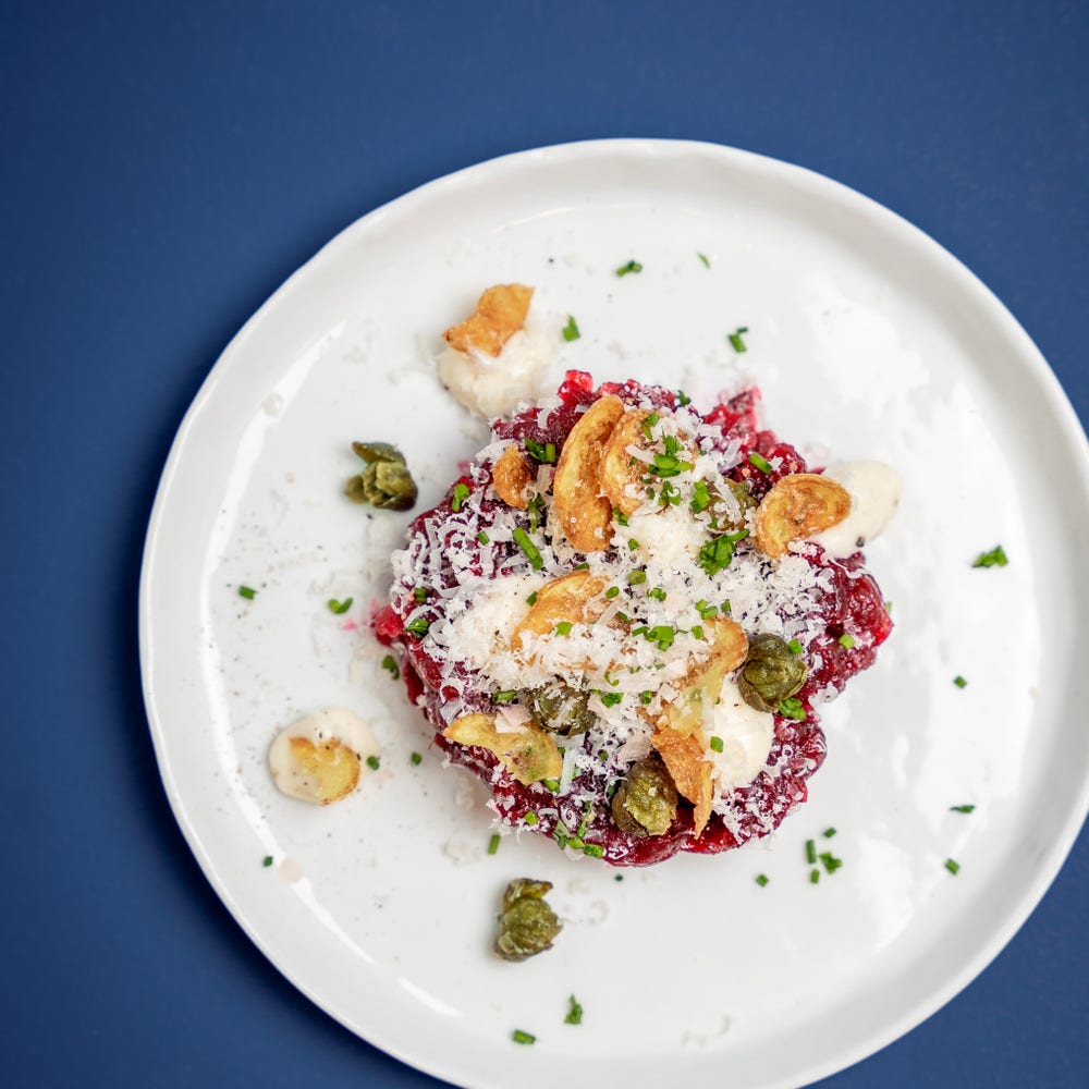 Råbiff på rödbeta med tryffelkräm, potatiskrisp, krasse
