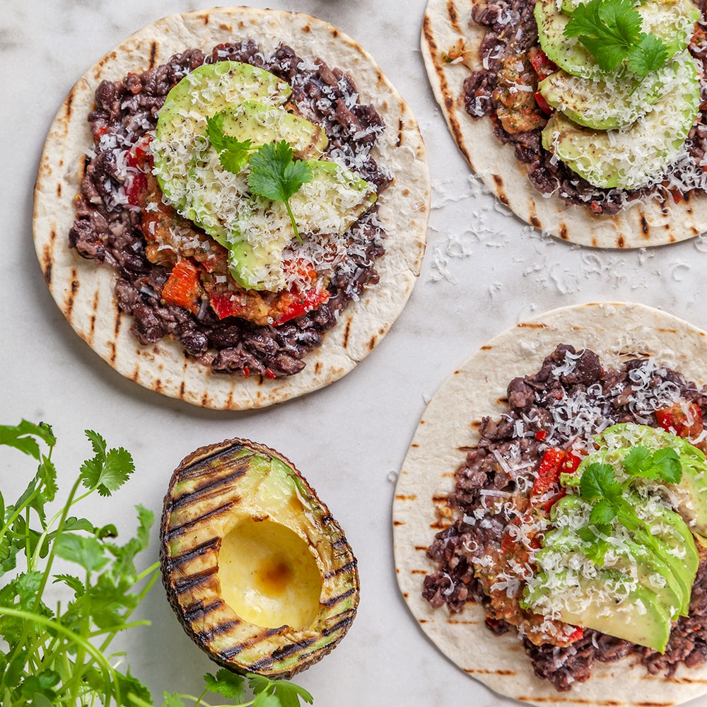 Tostadas med bönröra, grillad avokado, tomatsalsa och riven ost