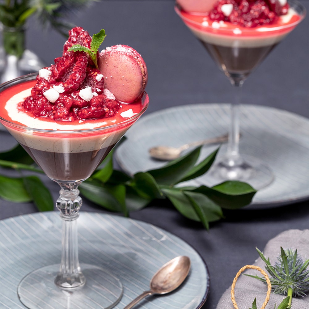 Choklad- och vaniljpannacotta med krossade hallon