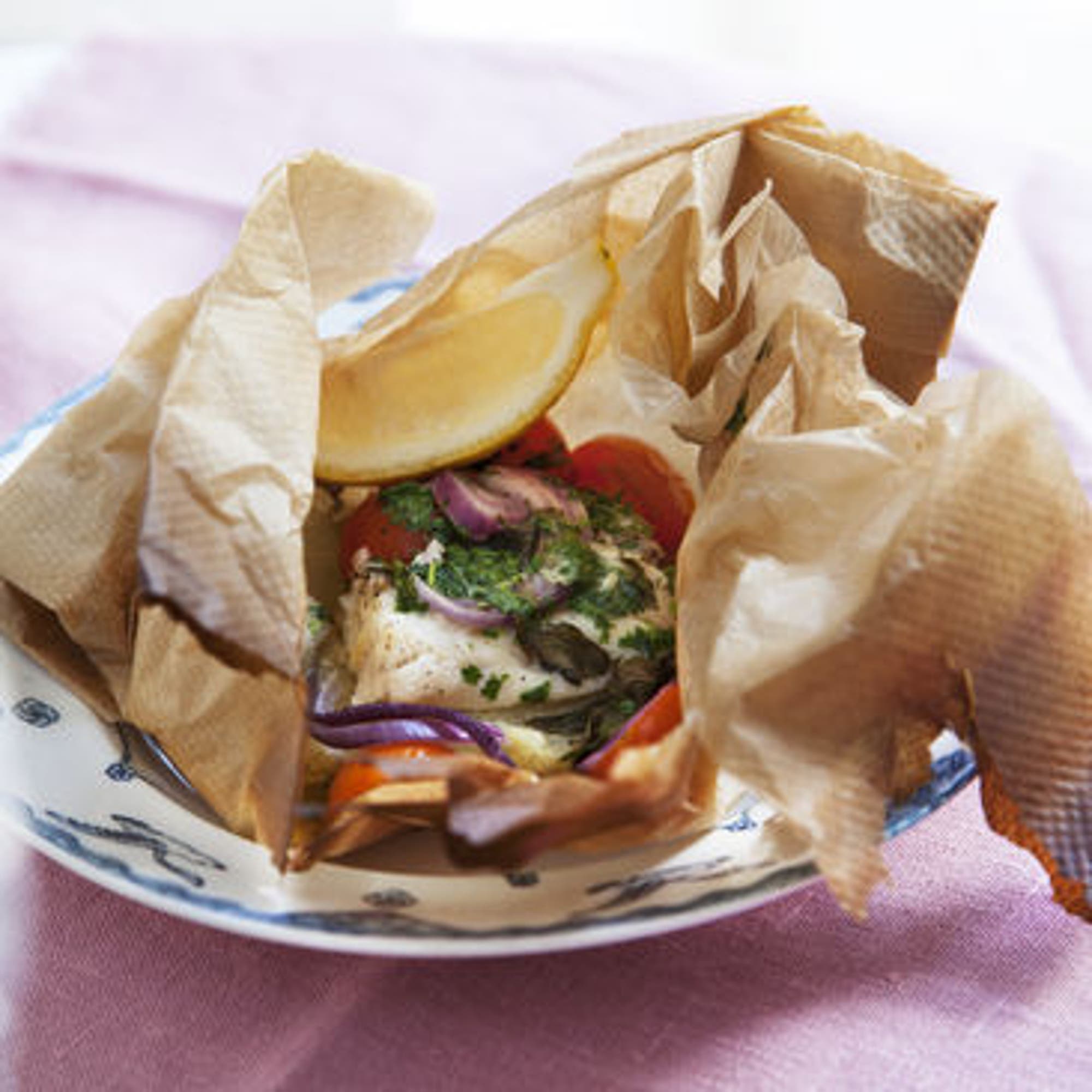 Torskpaket med potatis, tomat, rödlök och örter