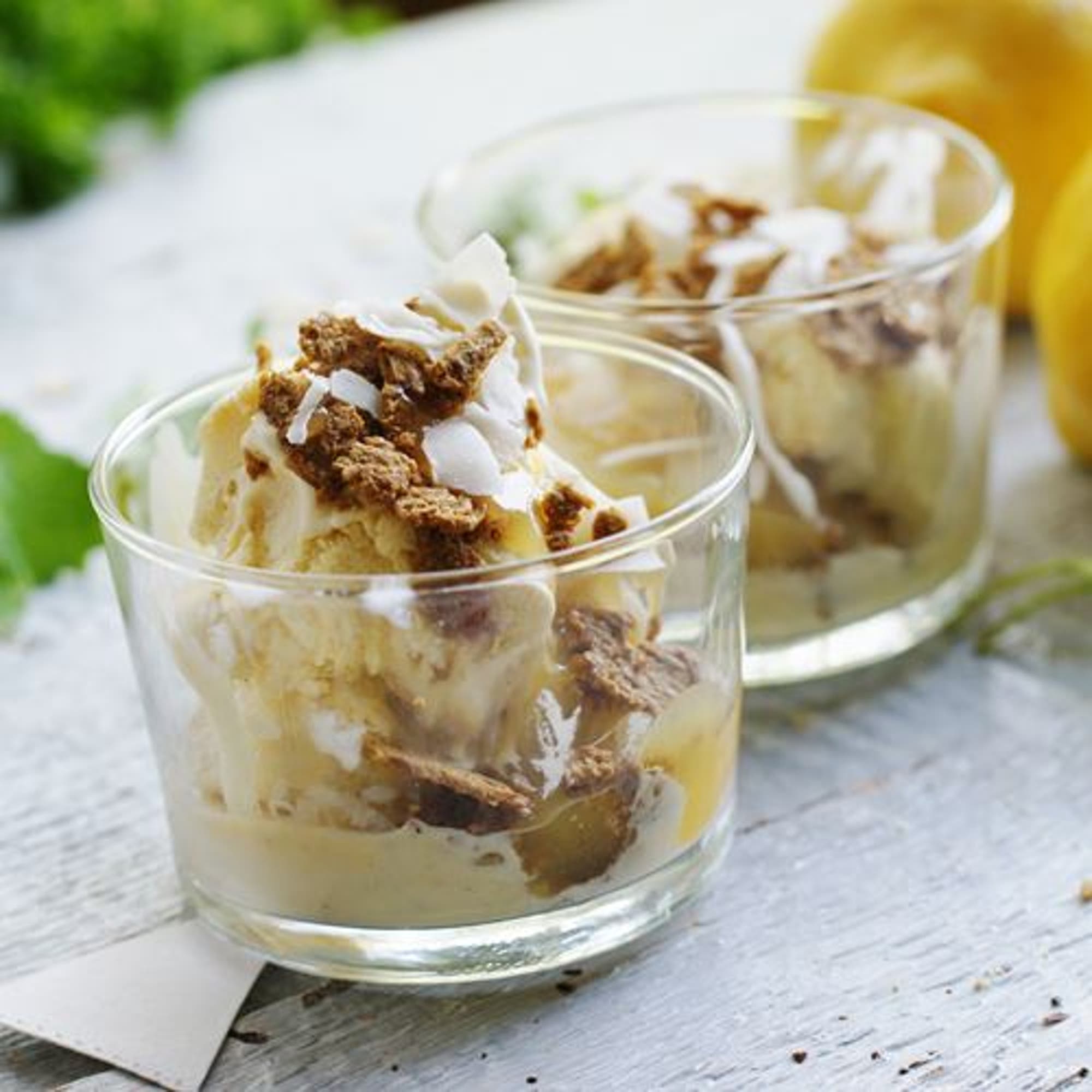Vaniljglass med lemon curd, kokos och flingströssel