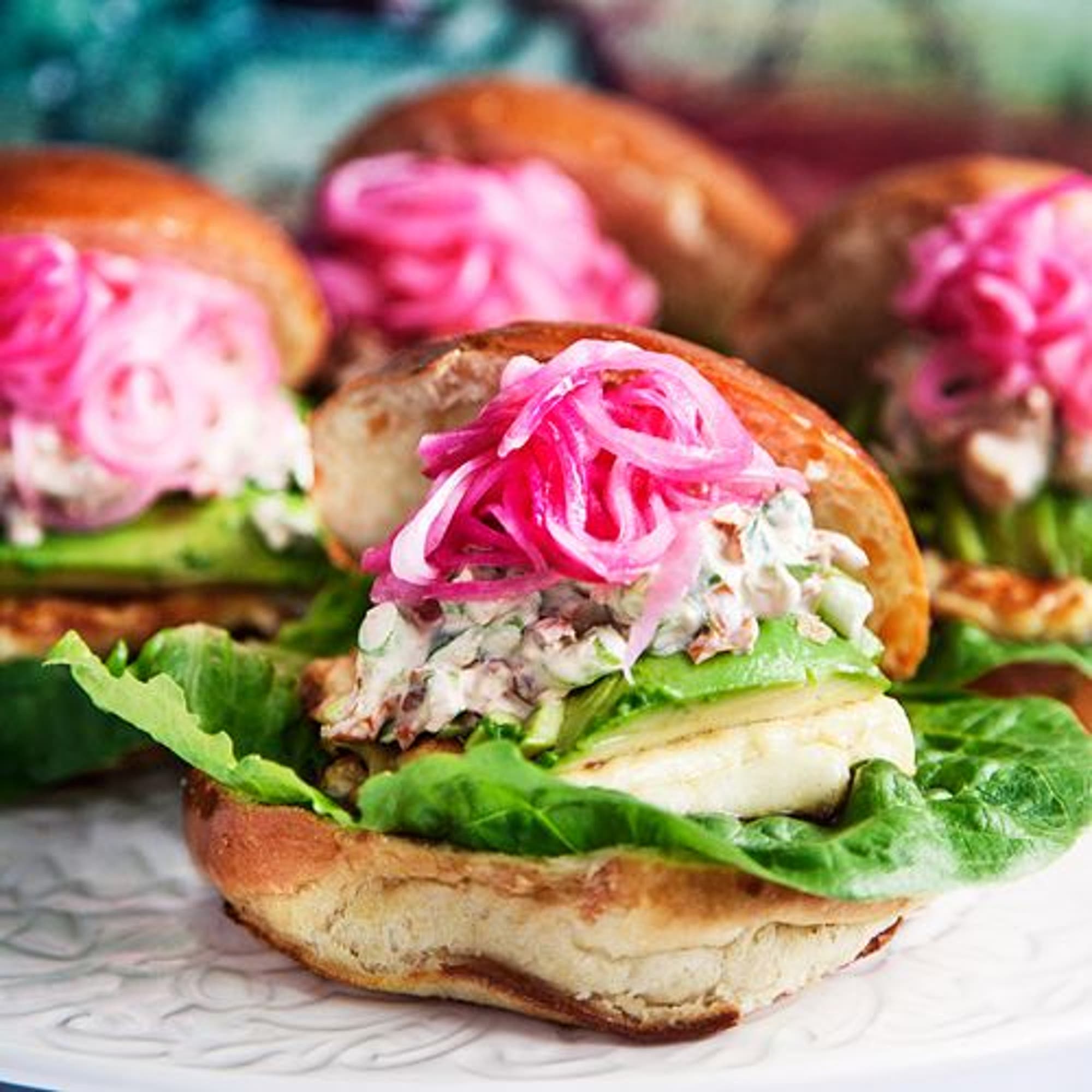 Halloumiburgare med avokado, picklad rödlök och coleslaw