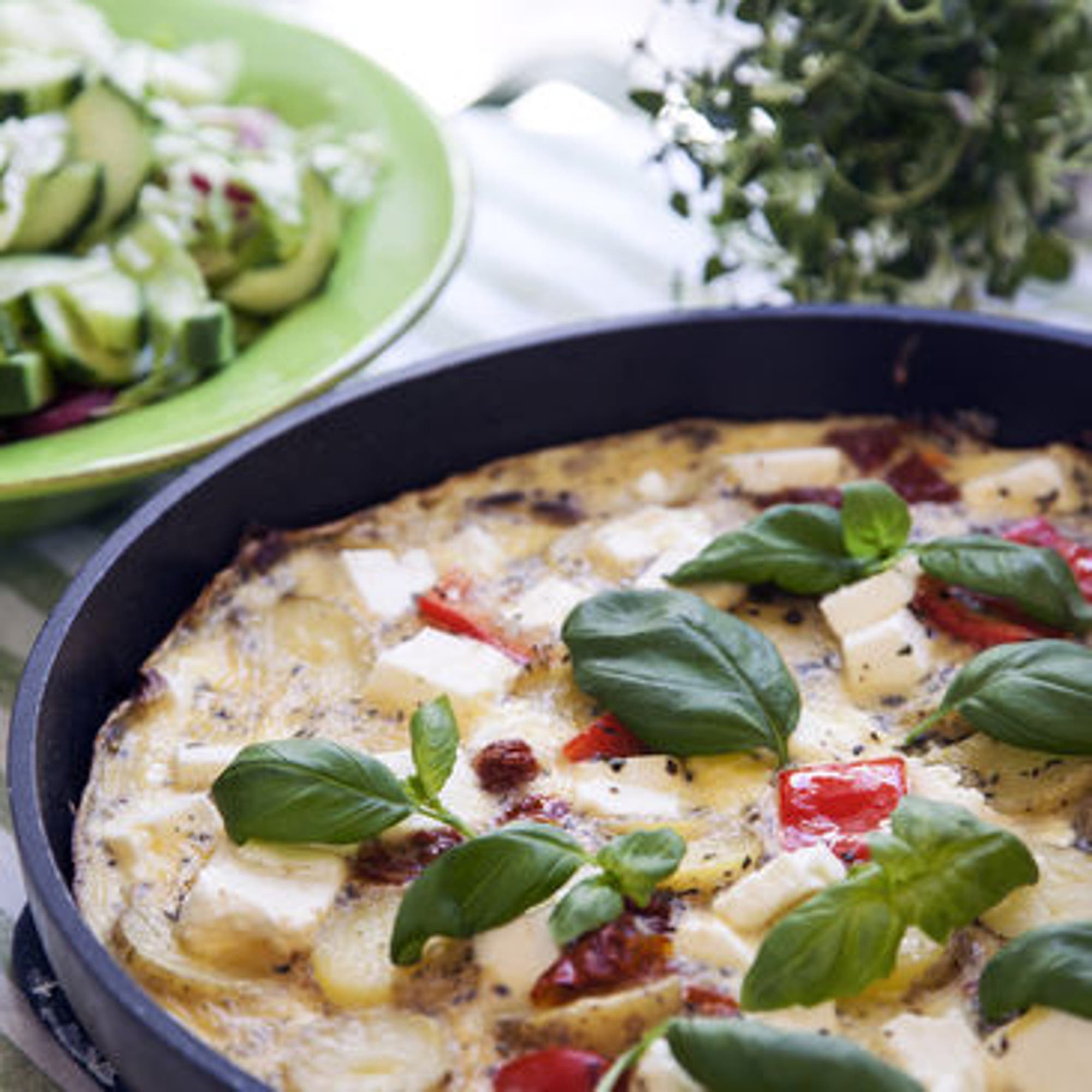 Grönsaksfrittata med soltorkad tomat och fetaost