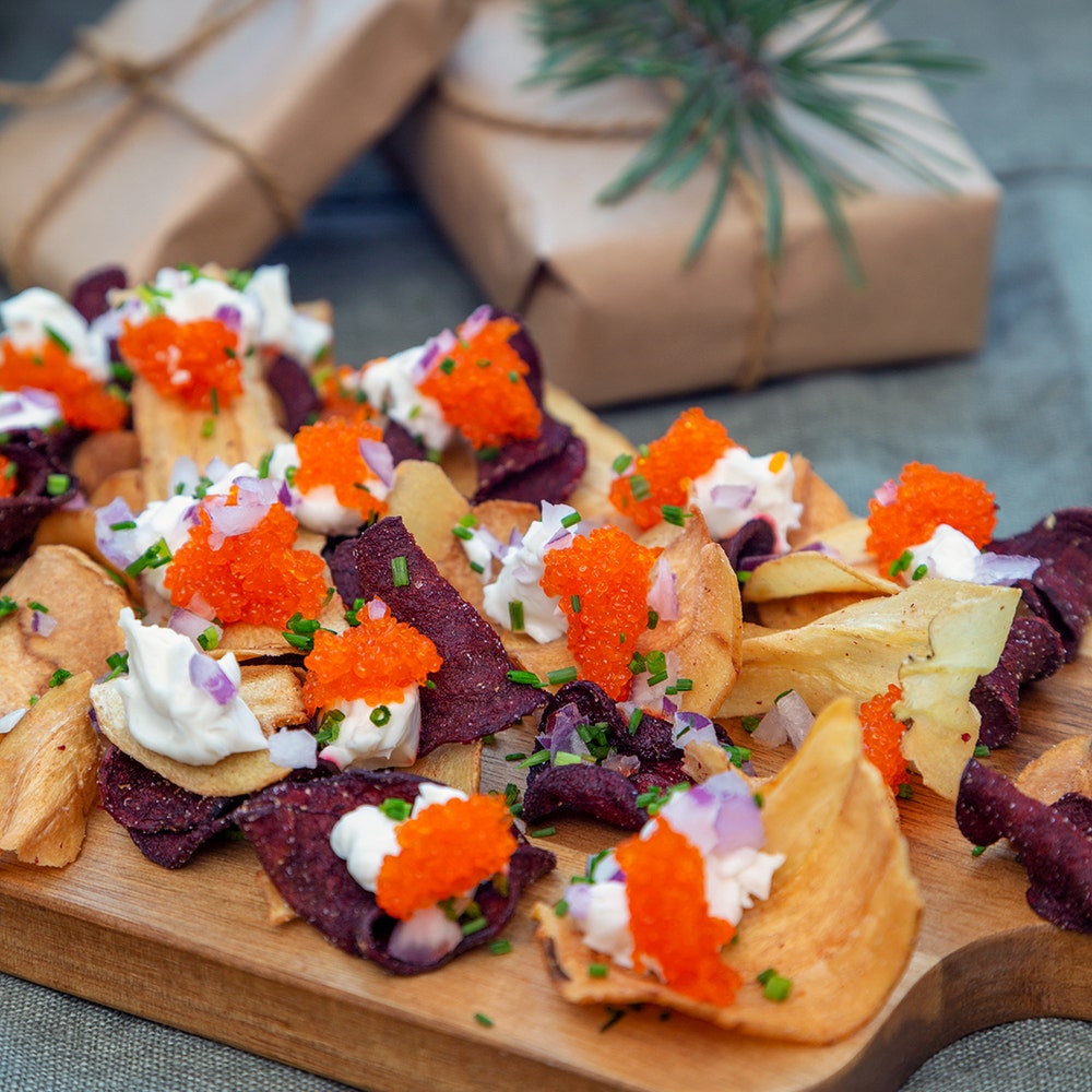 Rotfruktschips med tångcaviar och vispad havrekräm