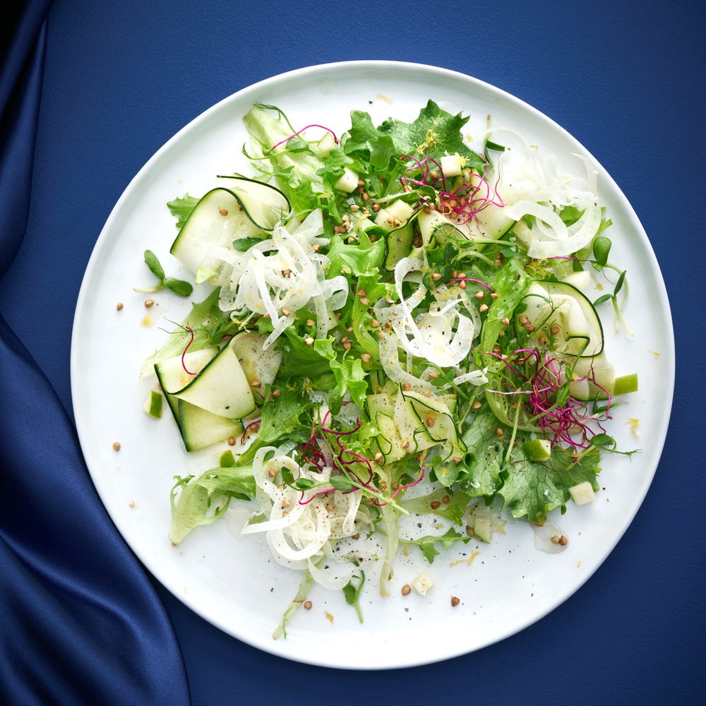 Sensommarsallad med zucchini, syrat äpple och rostat bovete
