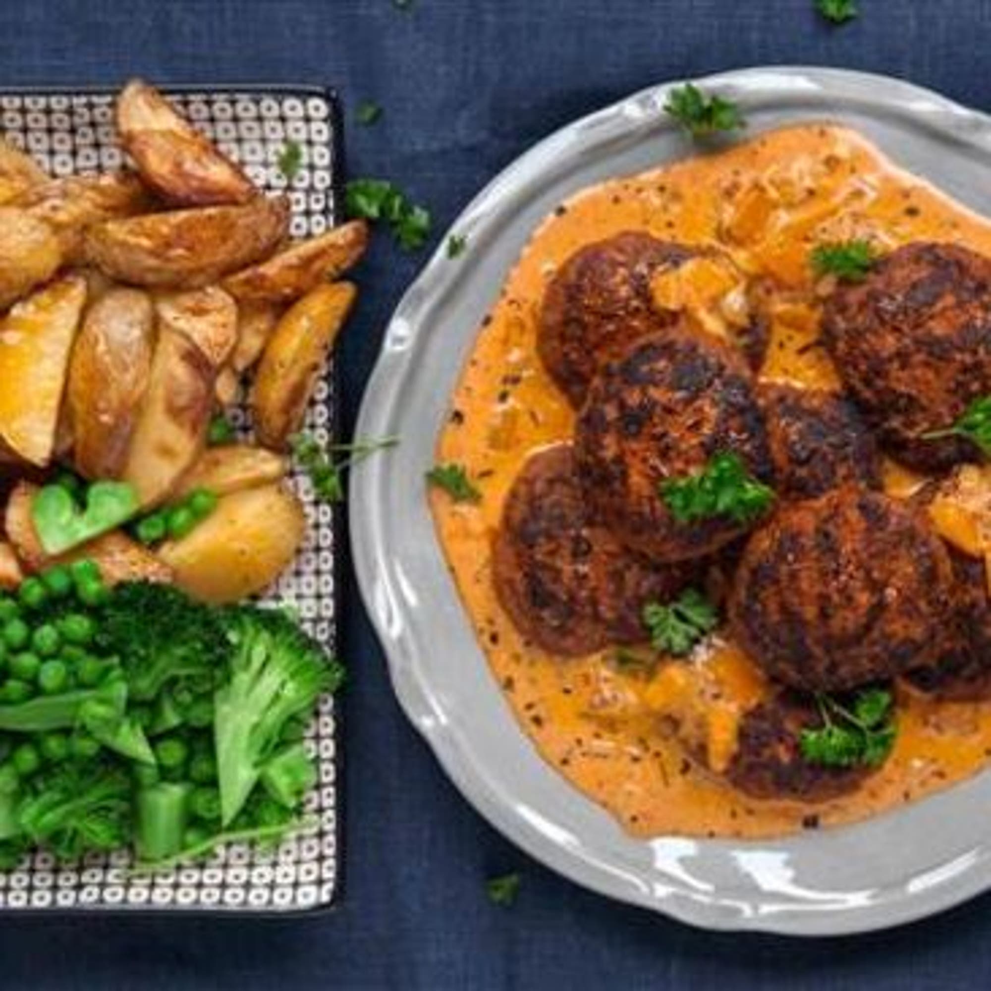 Ajvarbiffar med krämig paprikasås