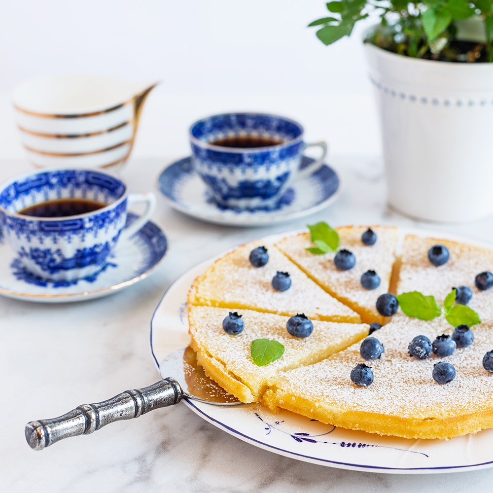 Citronkladdkaka med blåbär och lättvispad grädde