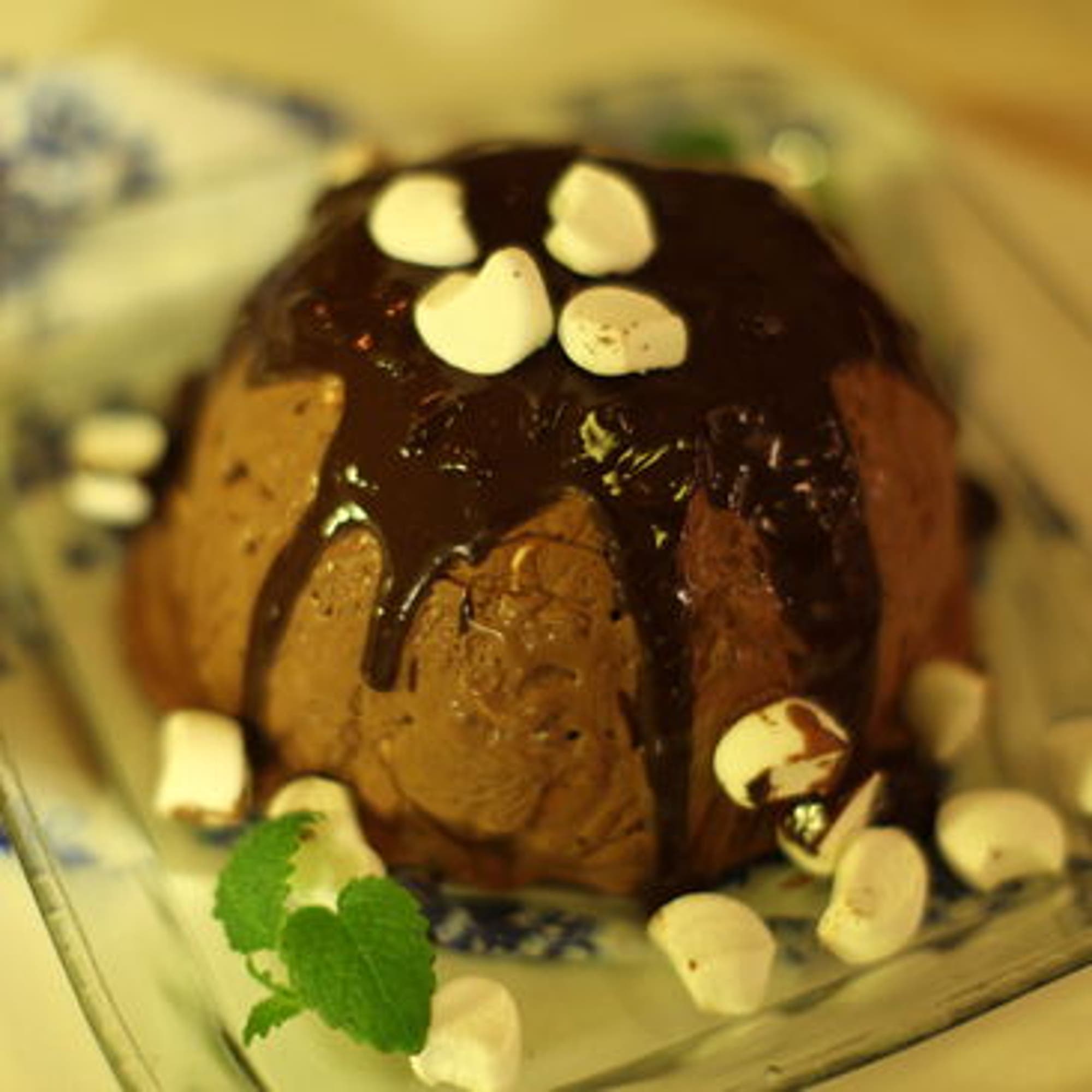 Hemmagjord chokladglass med minimarshmallows