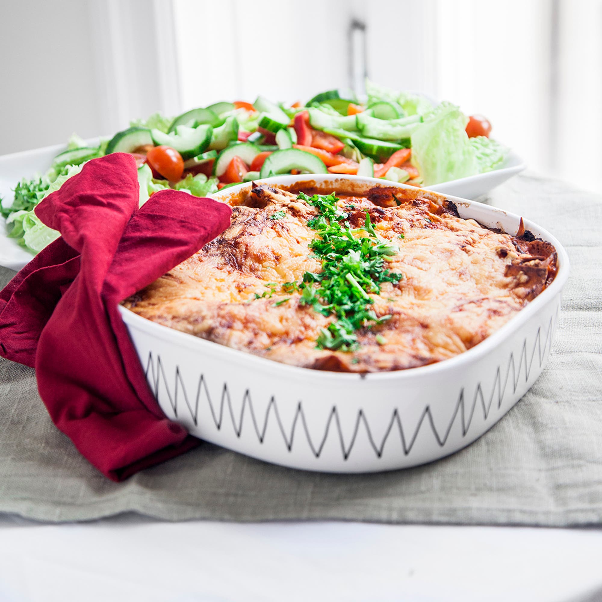 Tacolasagne på kyckling med grönsallad