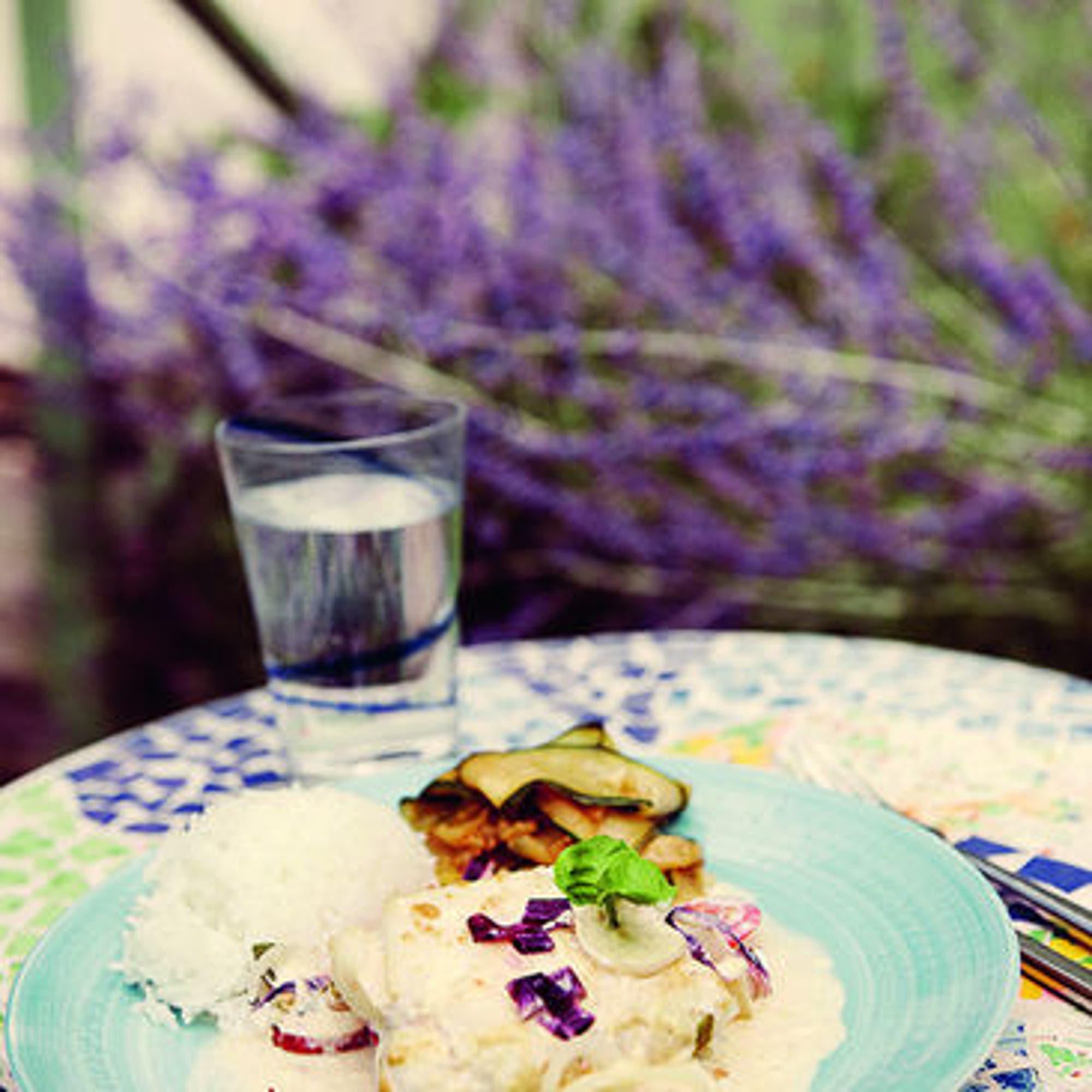 Ugnsbakad fisk med tomat och senapsgrädde samt stekt zucchini
