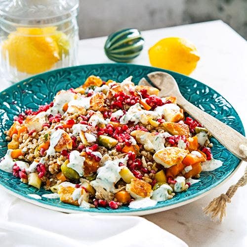 Sandras ljumna kycklingsallad med halloumi och granatäpple