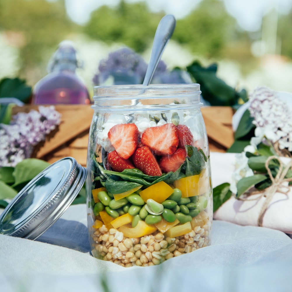 Shakesallad med spenat, jordgubbar och getost