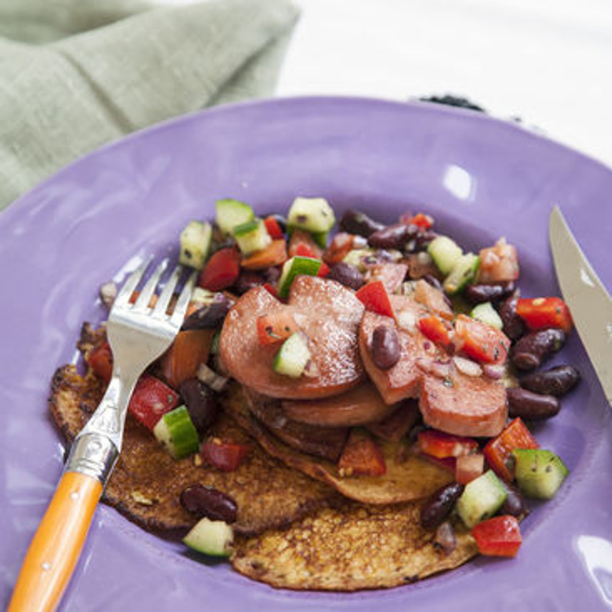 Majsplättar med korvtorn och färgsprakande sallad