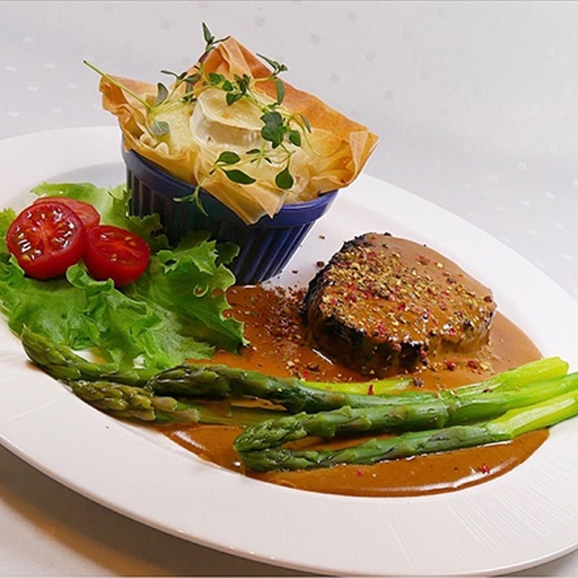 Oxfilé med 3-pepparsås och filodegskorg med potatismos och chèvre