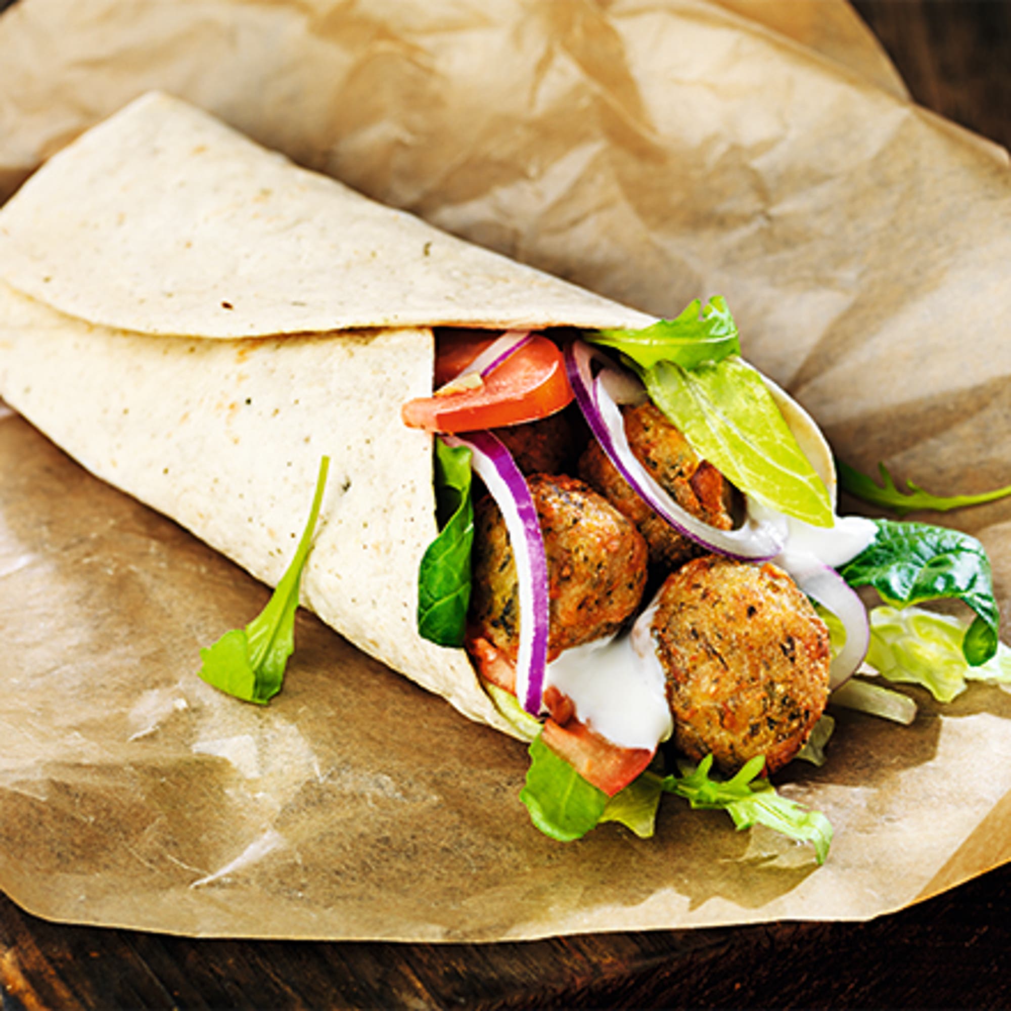 Falafelwrap med sallad och vitlöksdressing