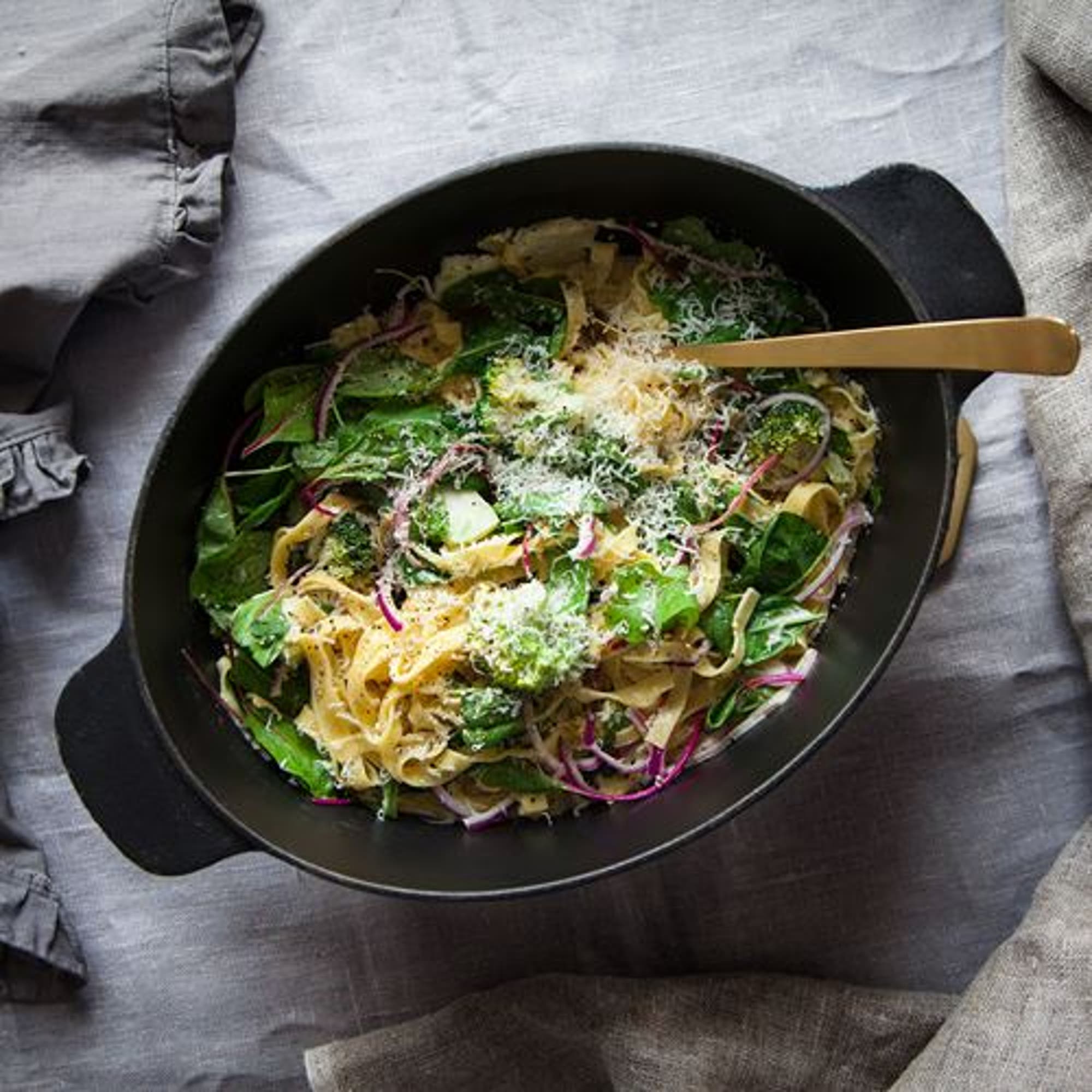 Louise pasta över en kastrull