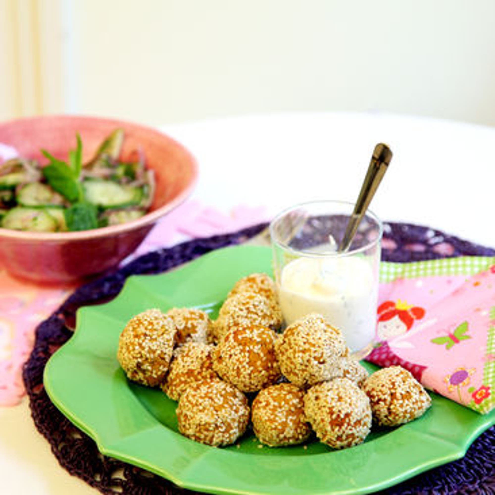 Sötpotatisfalafel med gurksallad och myntadipp