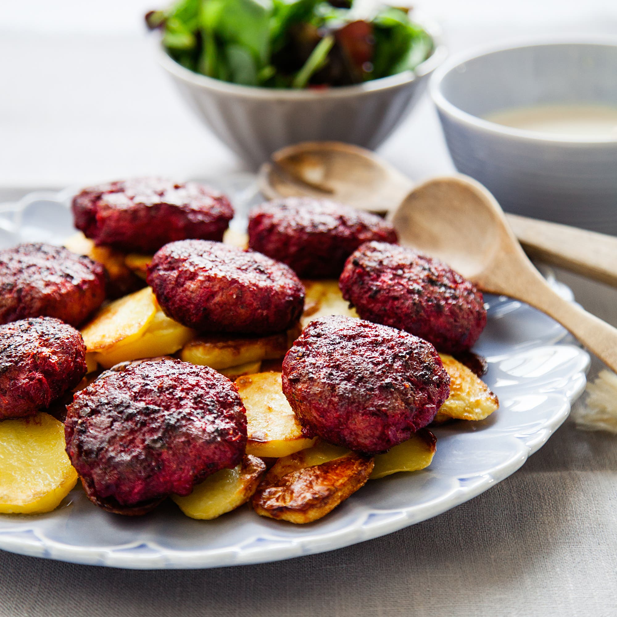 Köttfärsbiffar med rödbetor och kapris och rostad potatis