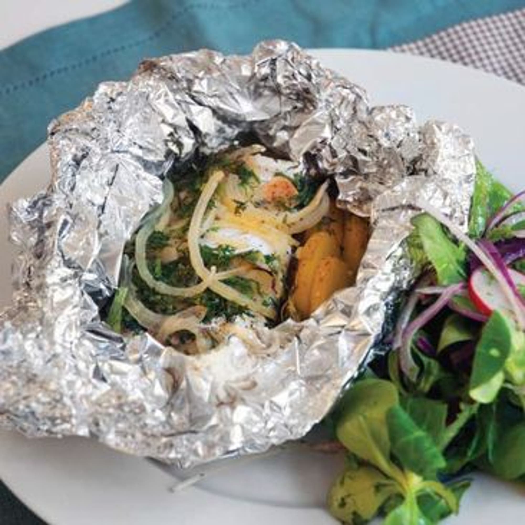 Dilliga fiskknyten med färskpotatis och sommarsallad