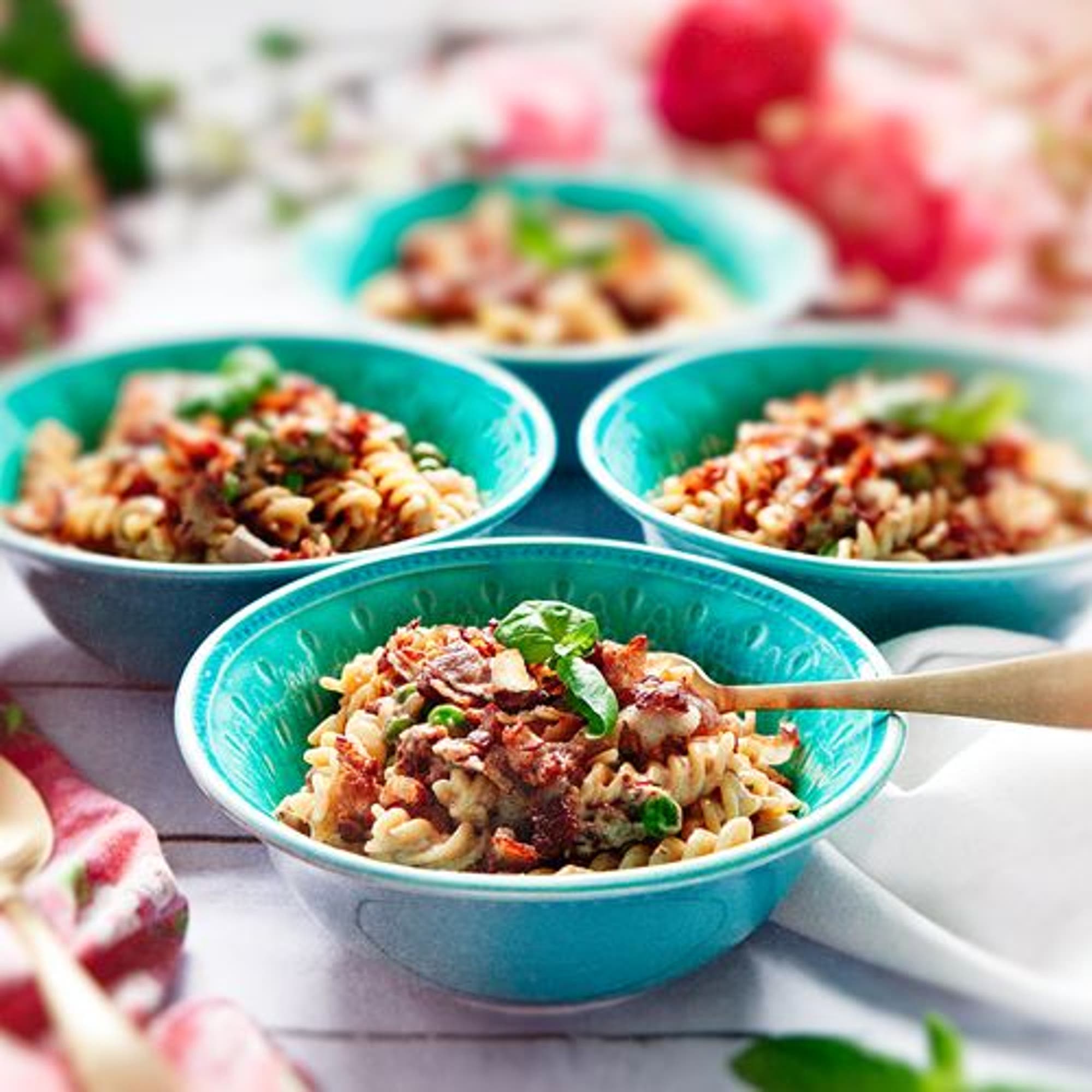 Krämig pasta med soltorkade tomater, gröna ärtor och baconkrisp