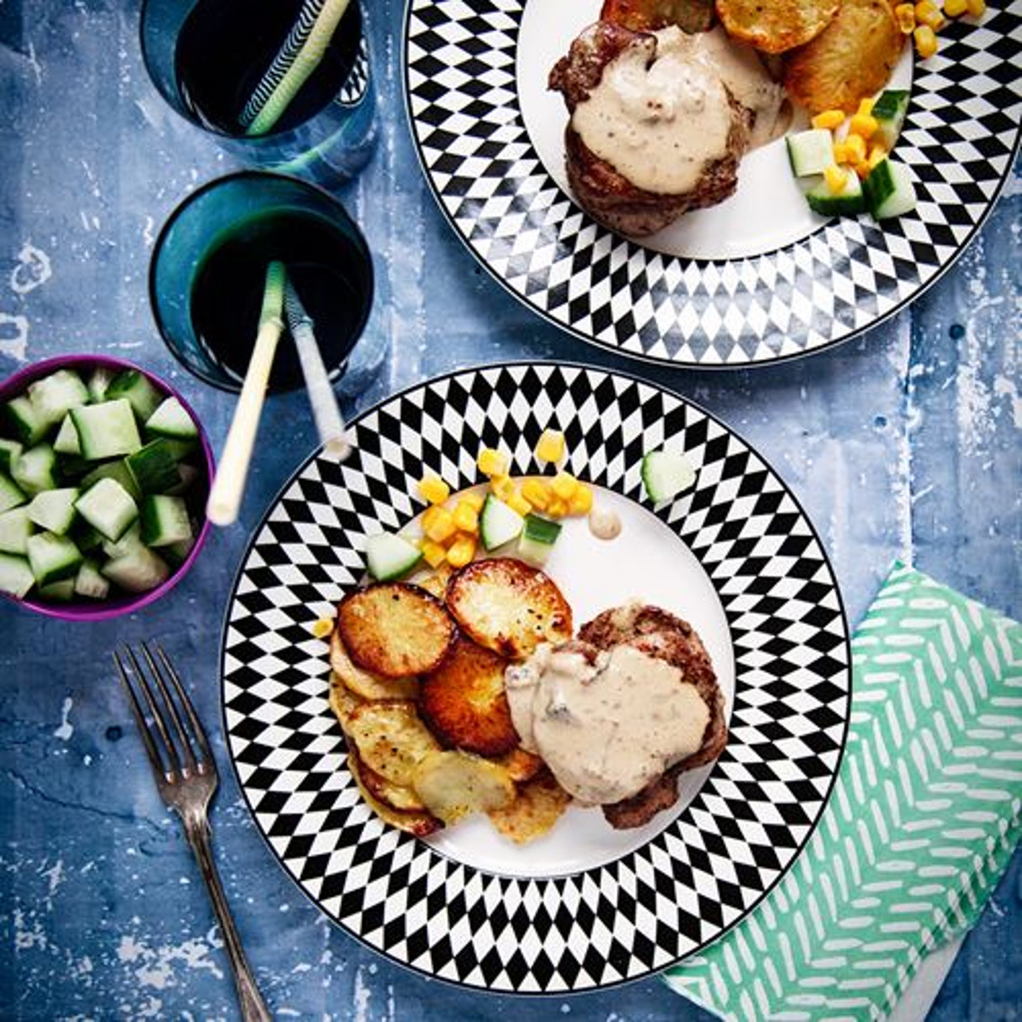 Fläskfilémedaljonger med råstekt potatis och grönsaksplock