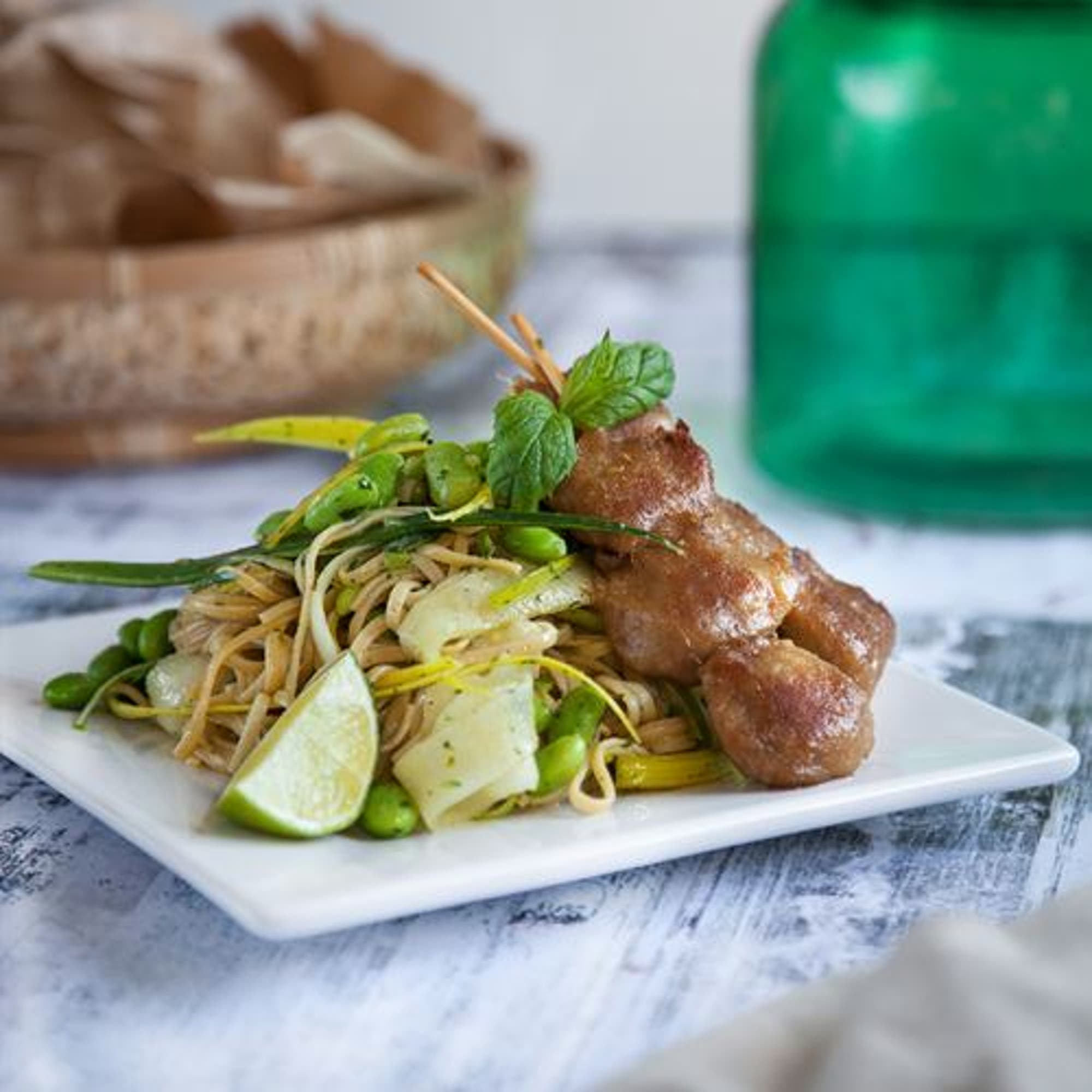 Lime- och myntadressade nudlar med tzayspett