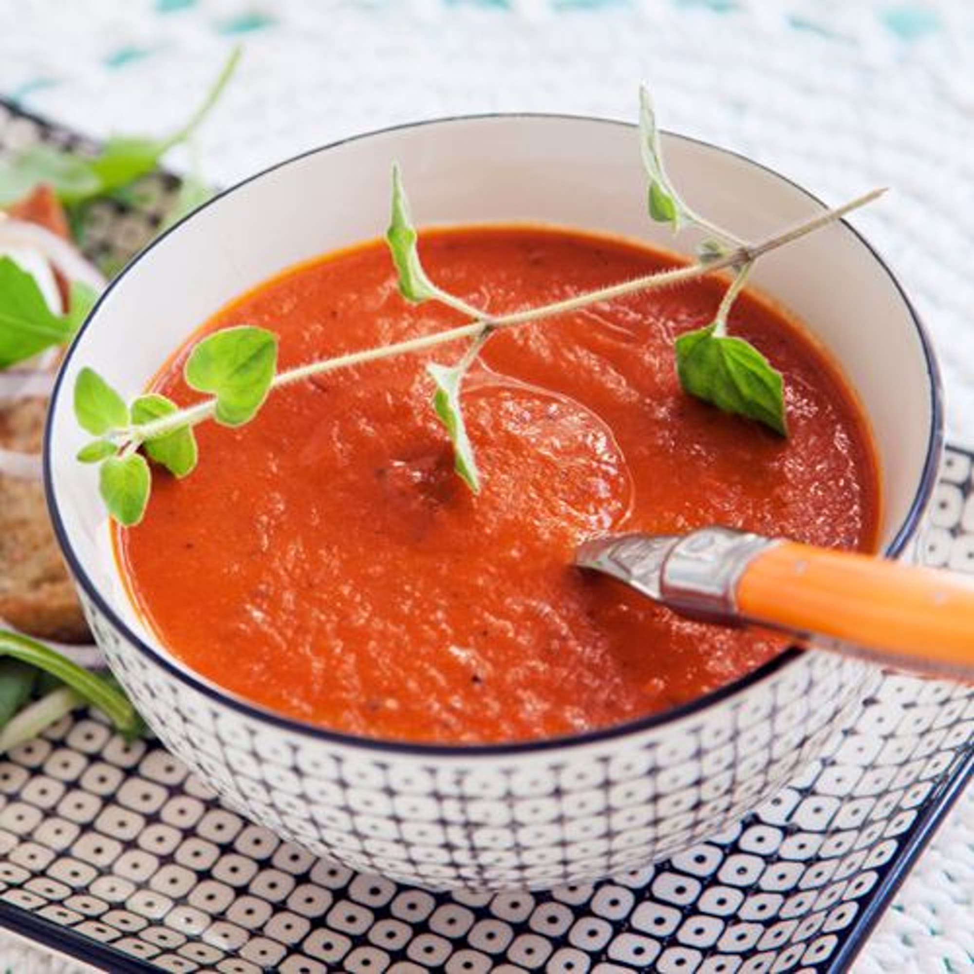 Rostad paprikasoppa med sommarsallad