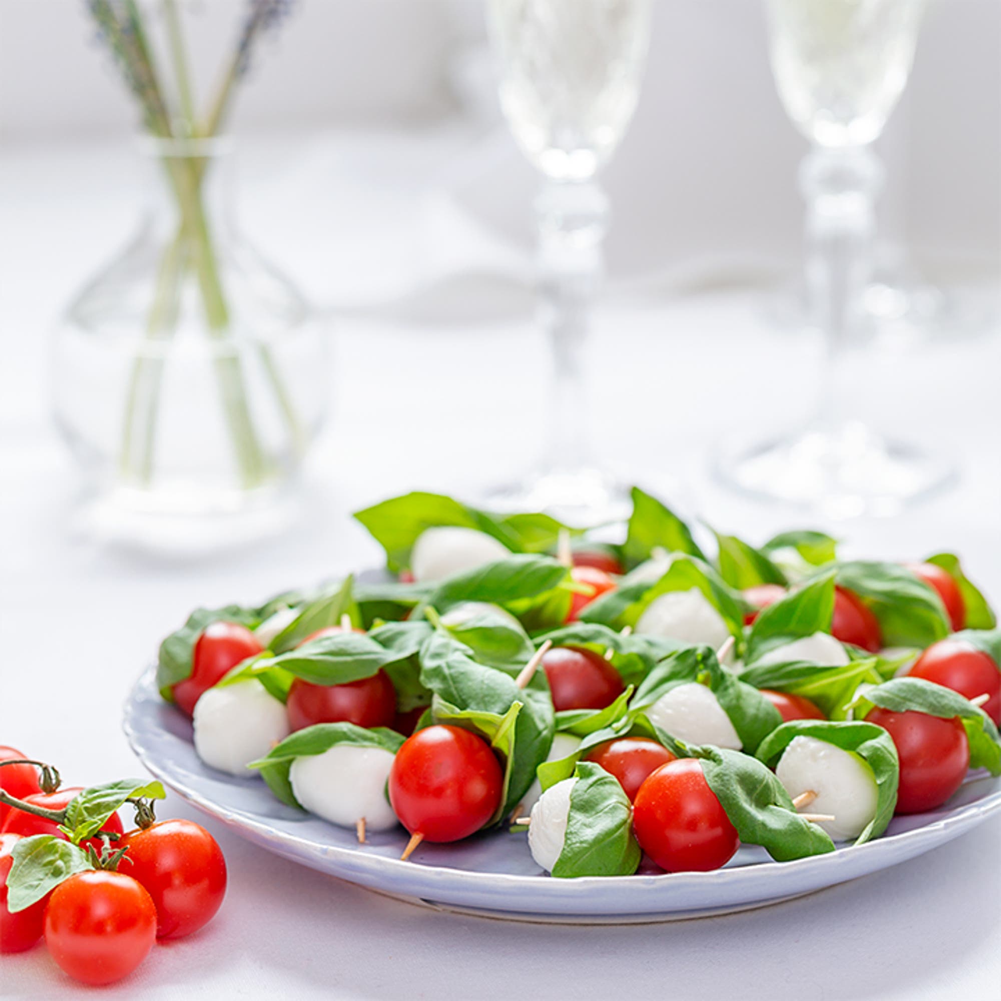 Minispett med tomat, mozzarella och basilika