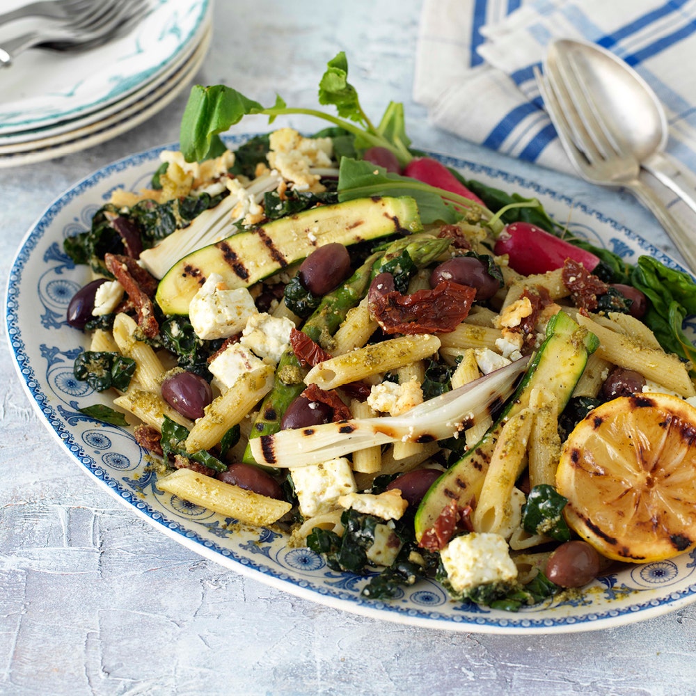 Pastasallad med pesto, rostad fetaost och primörer