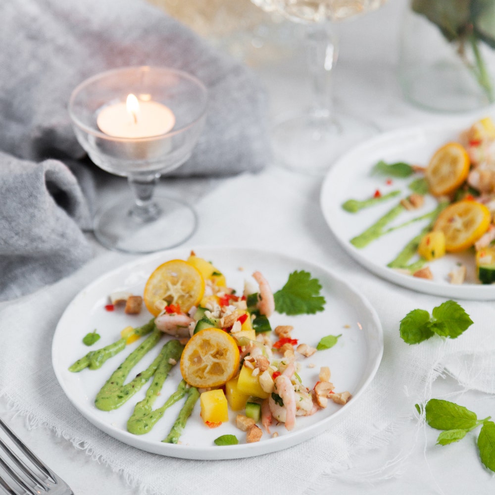 Ceviche på handskalade räkor med mango, chili kumquats och avokadokräm
