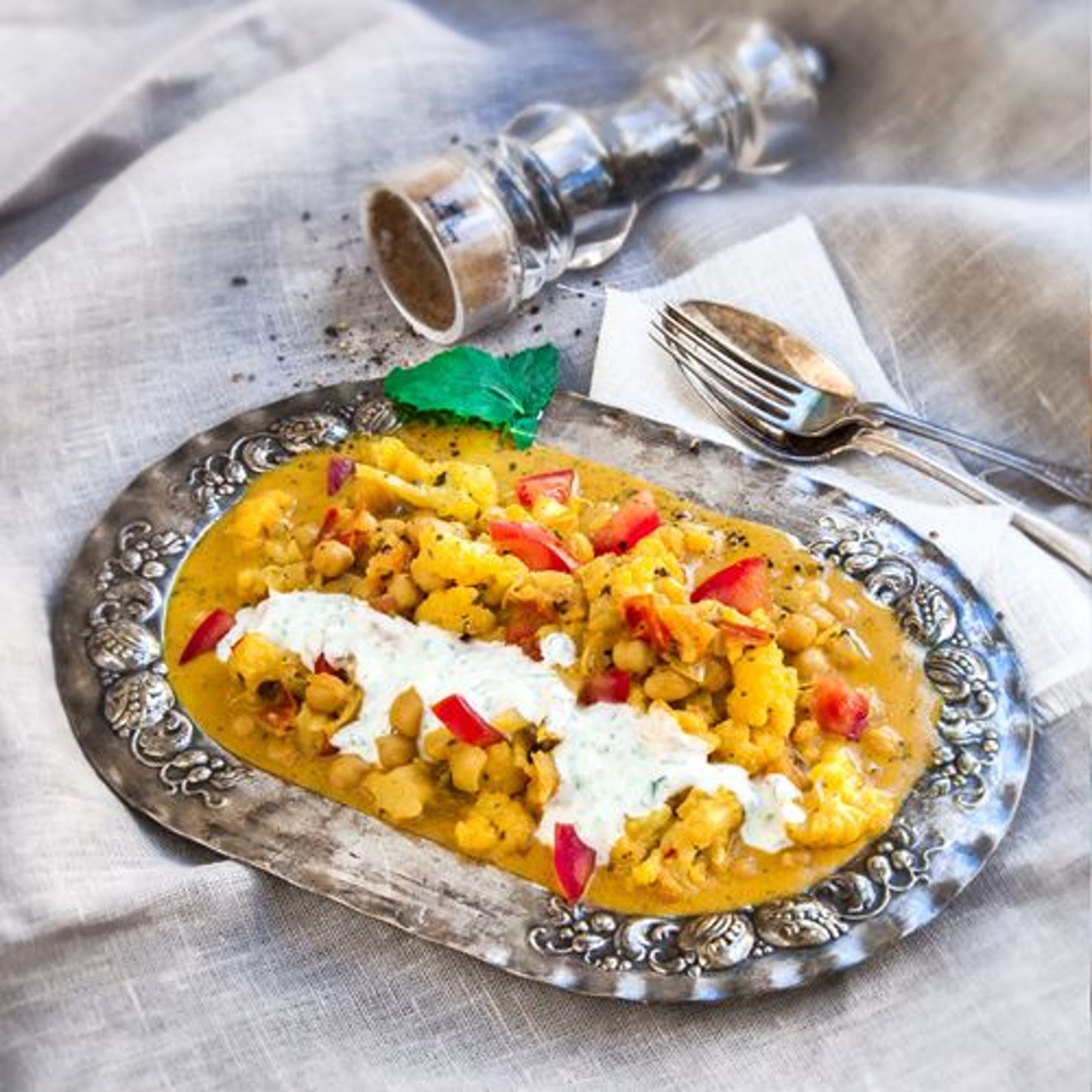 Currygryta med myntayoghurt