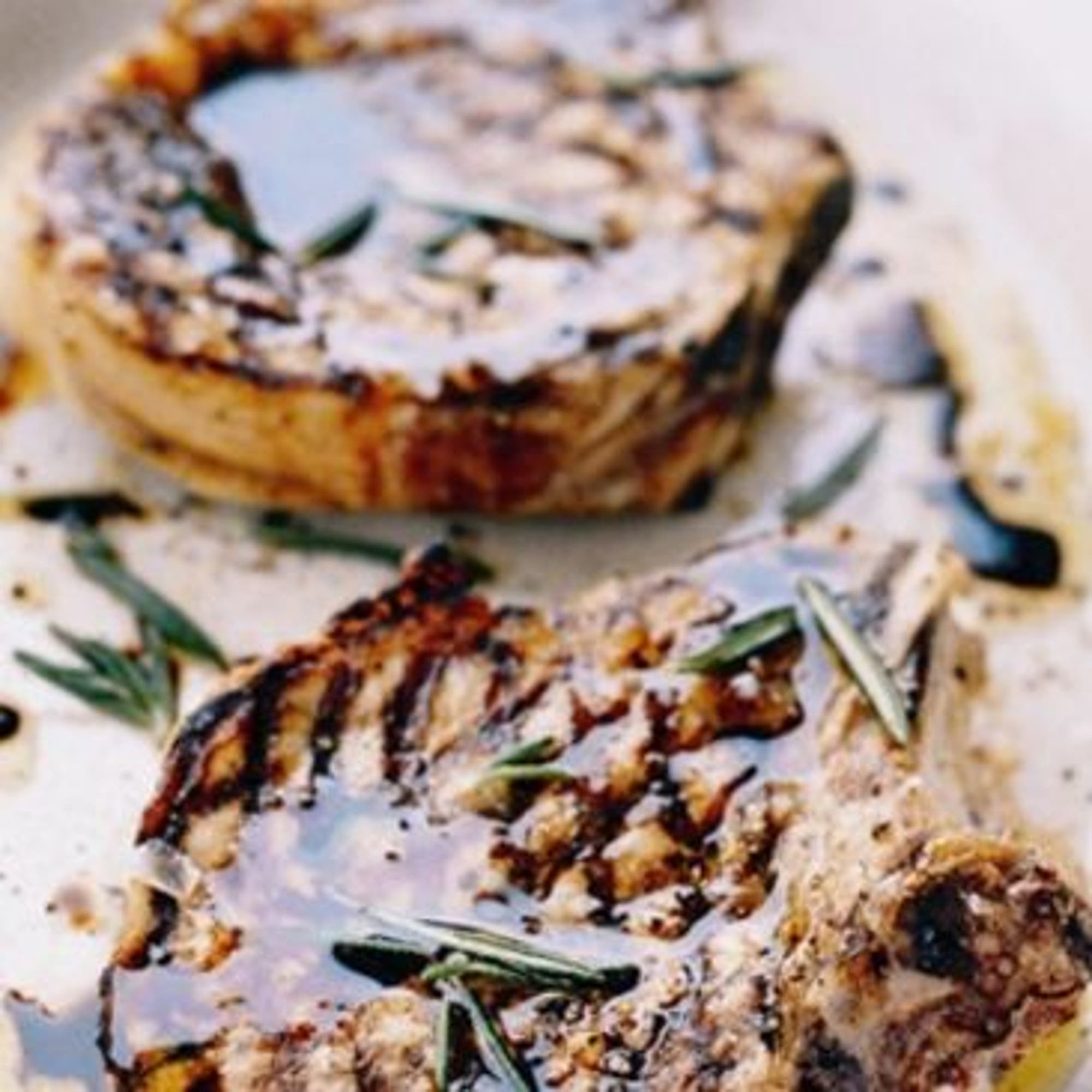 Grillad fläskkotlett med balsamvinäger och rosmarin