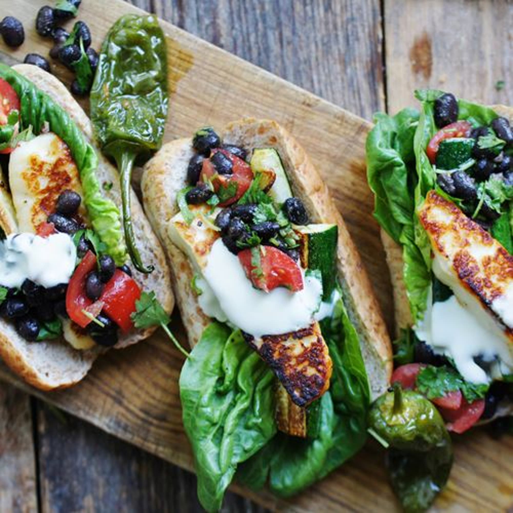 Tacos i korvbröd med halloumi, padronpeppar och bönsalsa