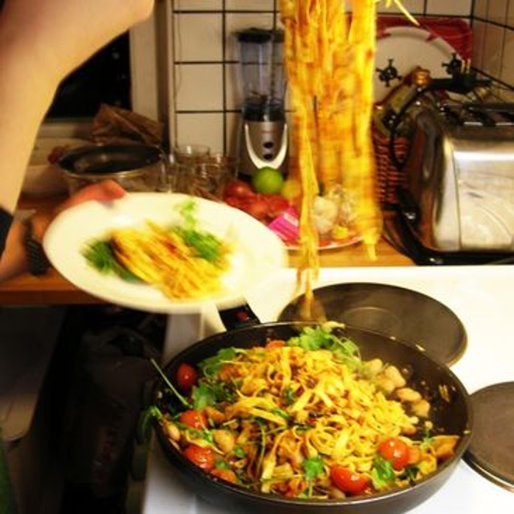 Pasta med röd pesto, bönor och grönsaker