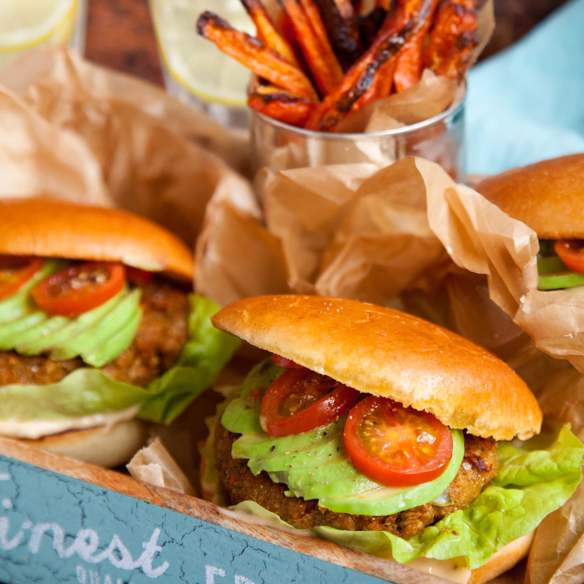 Quinoaburgare med sweet chilisås och morotsstrips