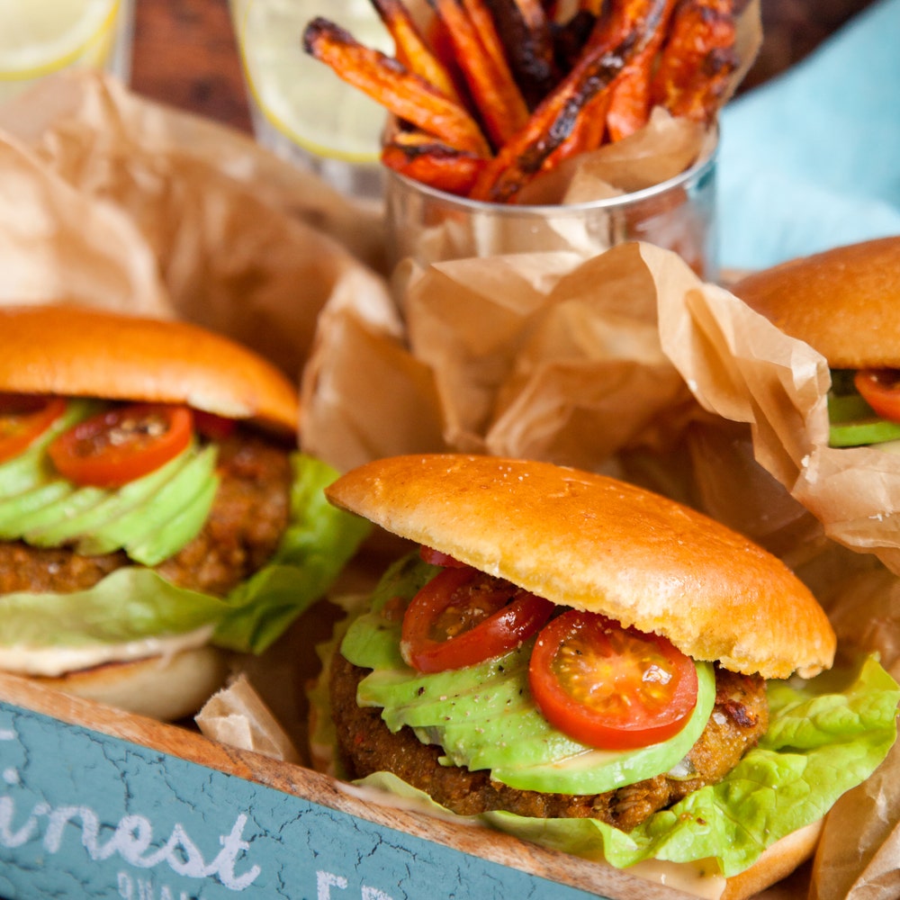 Quinoaburgare med sweet chilisås och morotsstrips