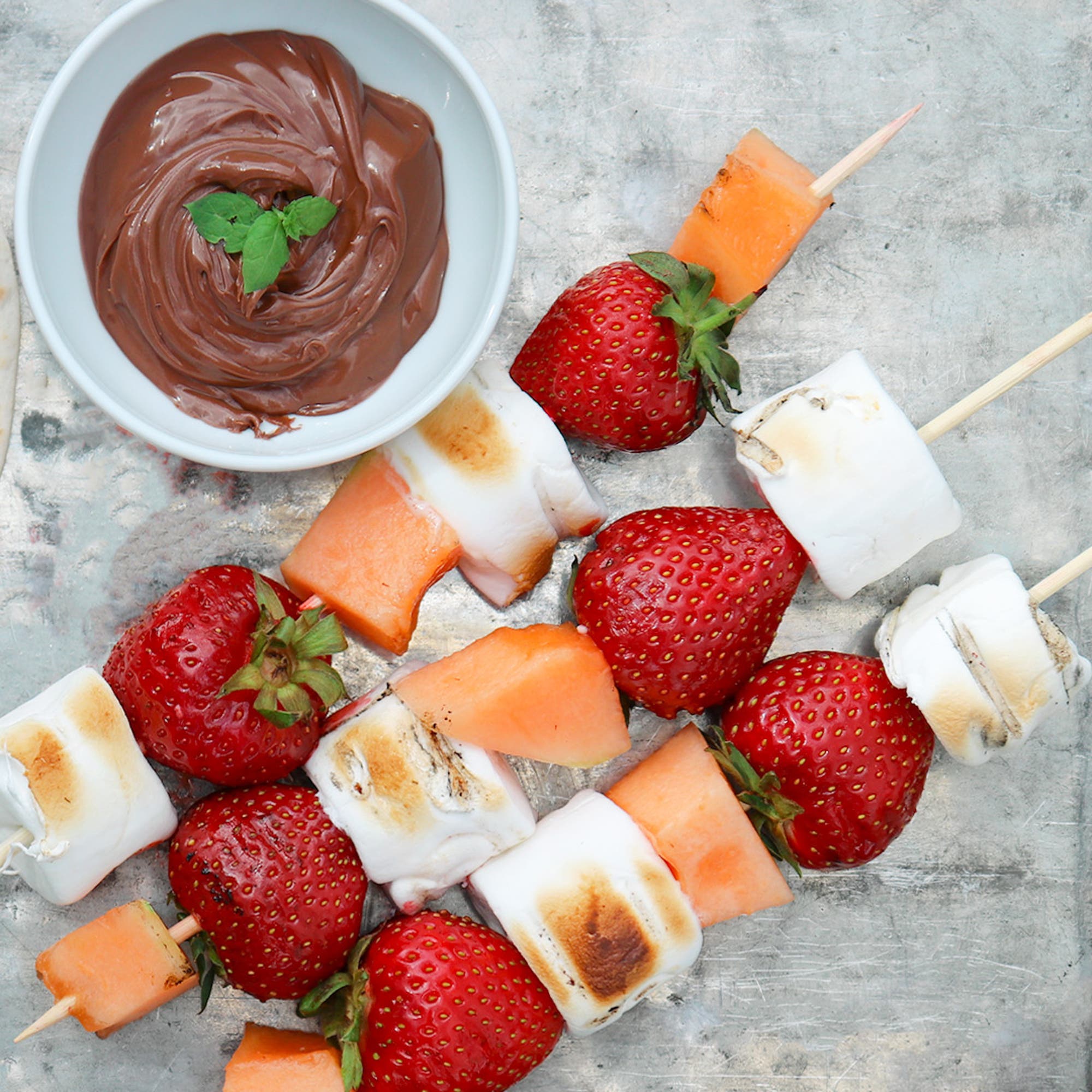 Grillade fruktspett med marshmallows