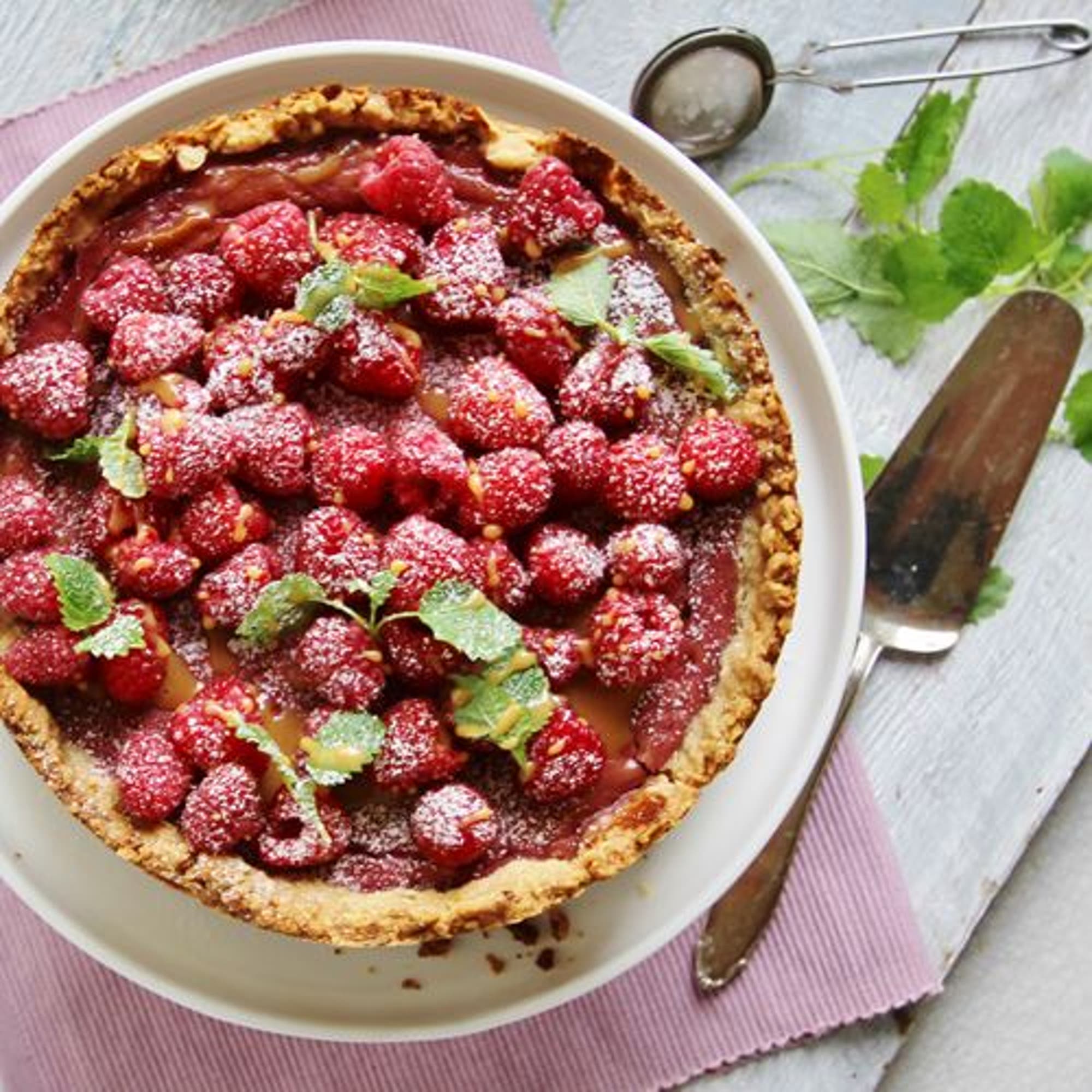 Halloncheesecake med havrebotten och kolasås