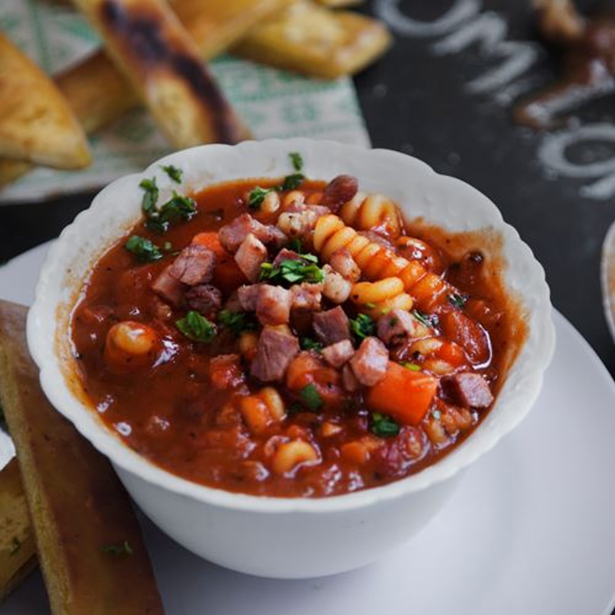 Minestronesoppa med knaprigt bröd