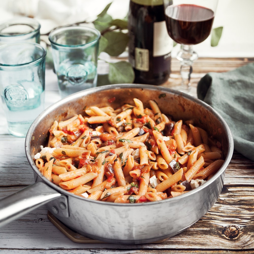 Pasta med aubergine, tomat, basilika och mozzarella