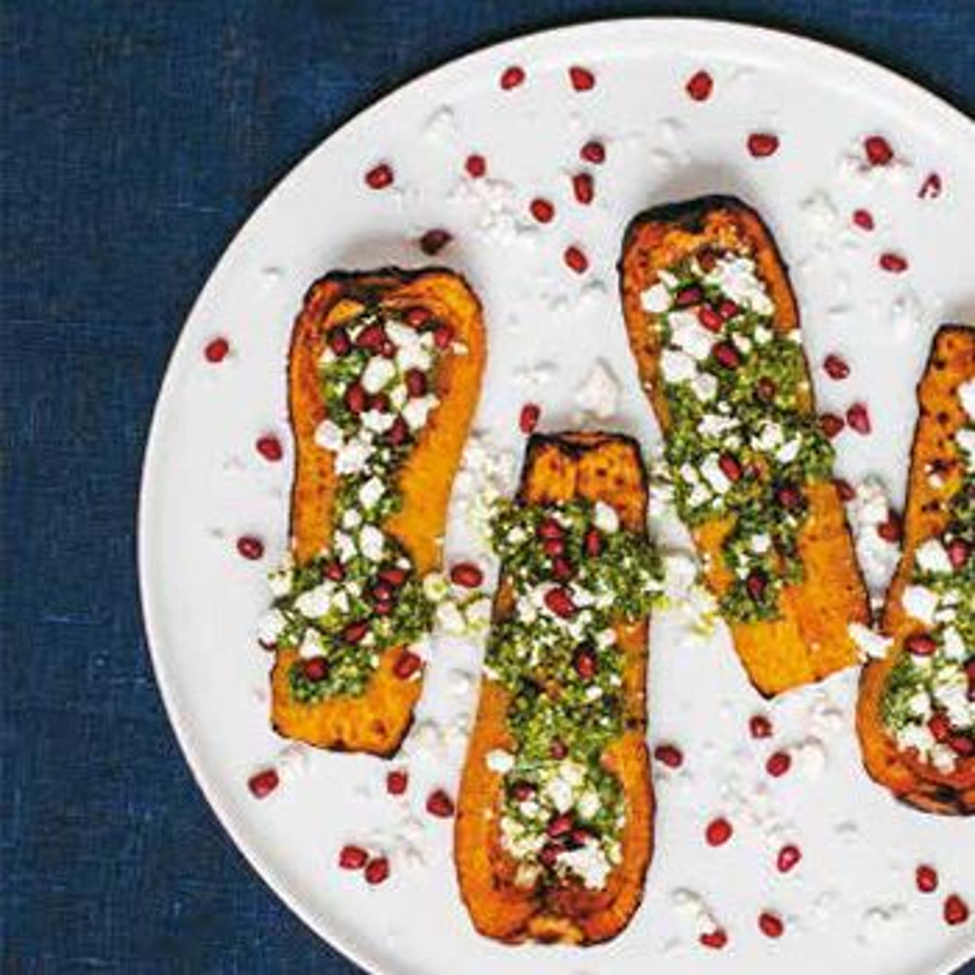 Butternutpumpa med pistaschmandel, pesto, feta & granatäppelkärnor