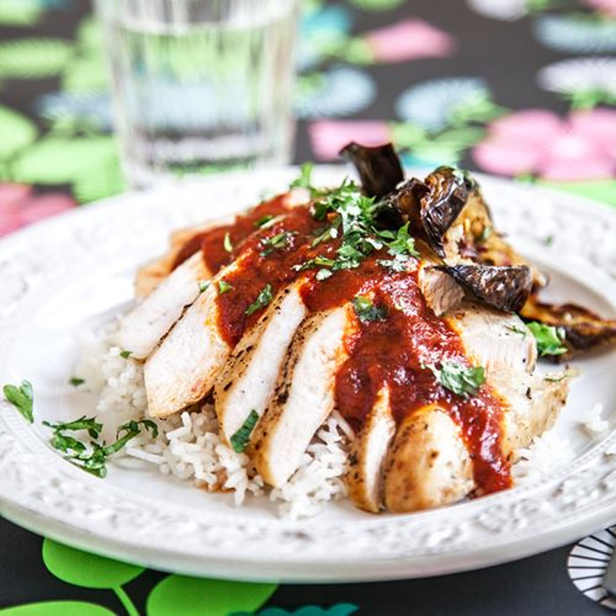 Kyckling i spansk tomatsås med stekt aubergine och padronchili