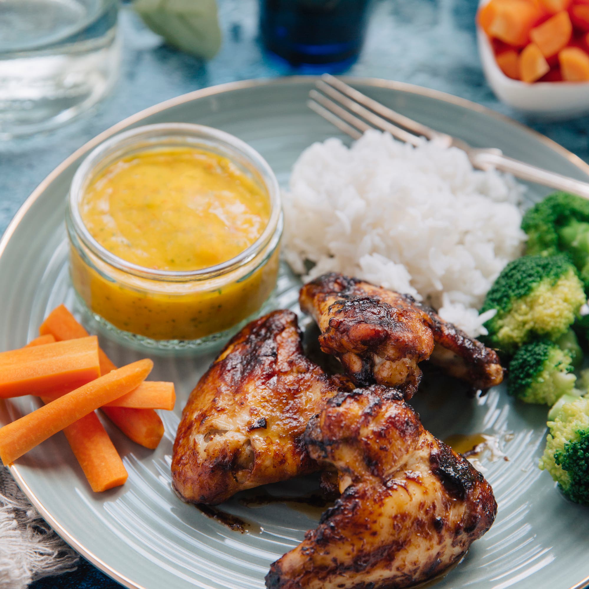 Buffalo wings med mangodipp och grönsaksplock
