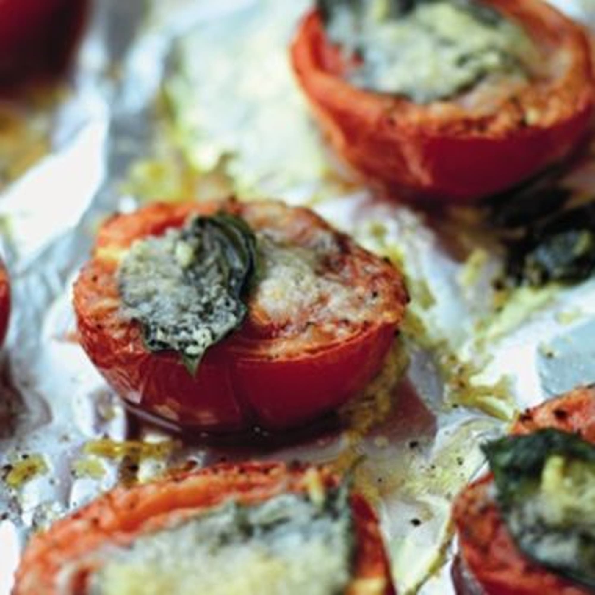 Parmesangratinerade tomater med basilika