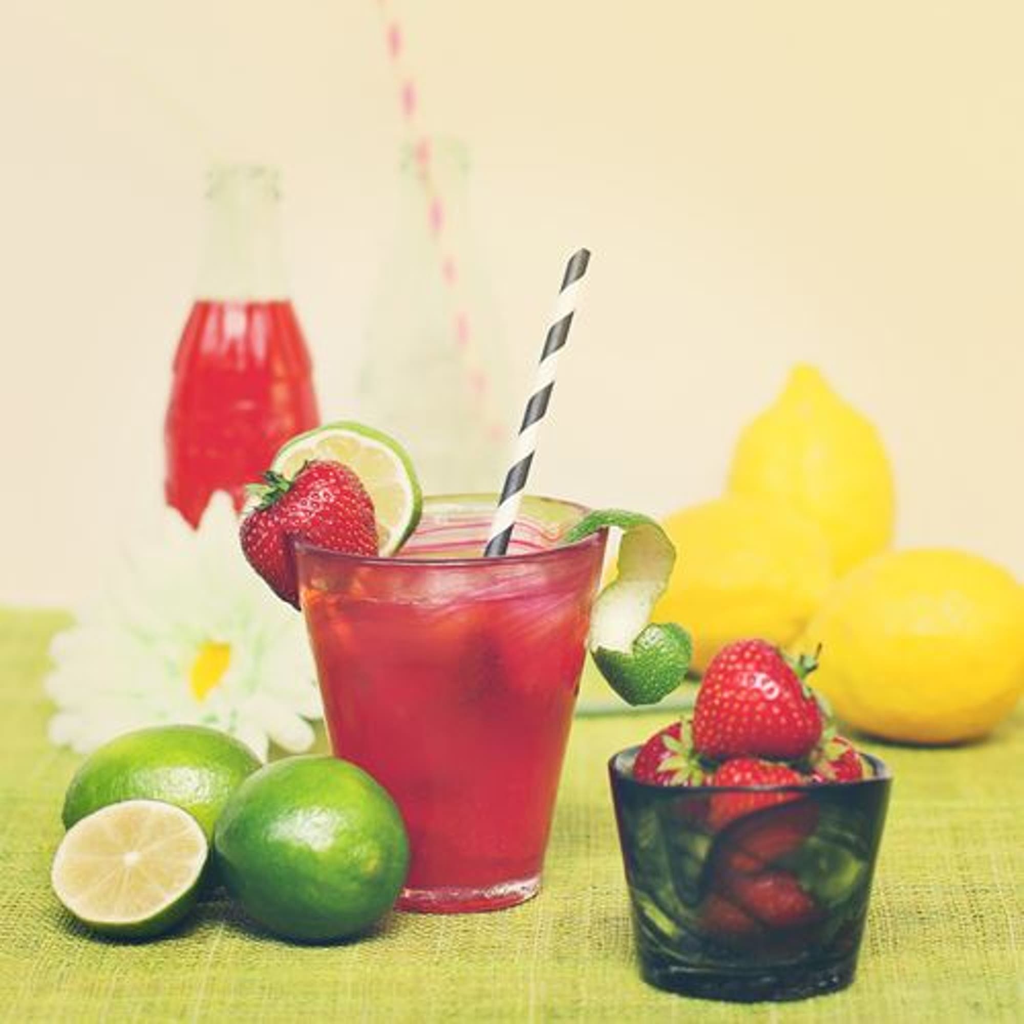 Lime och jordgubbslemonad