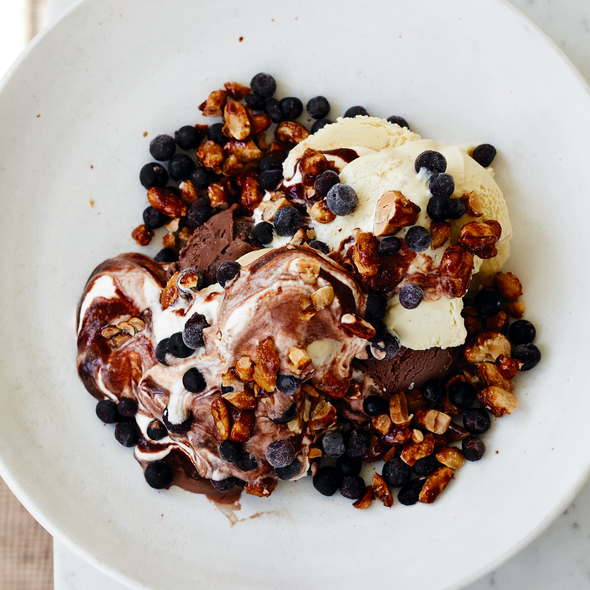 Sundae ice cream med jordnötter, blåbär och choklad