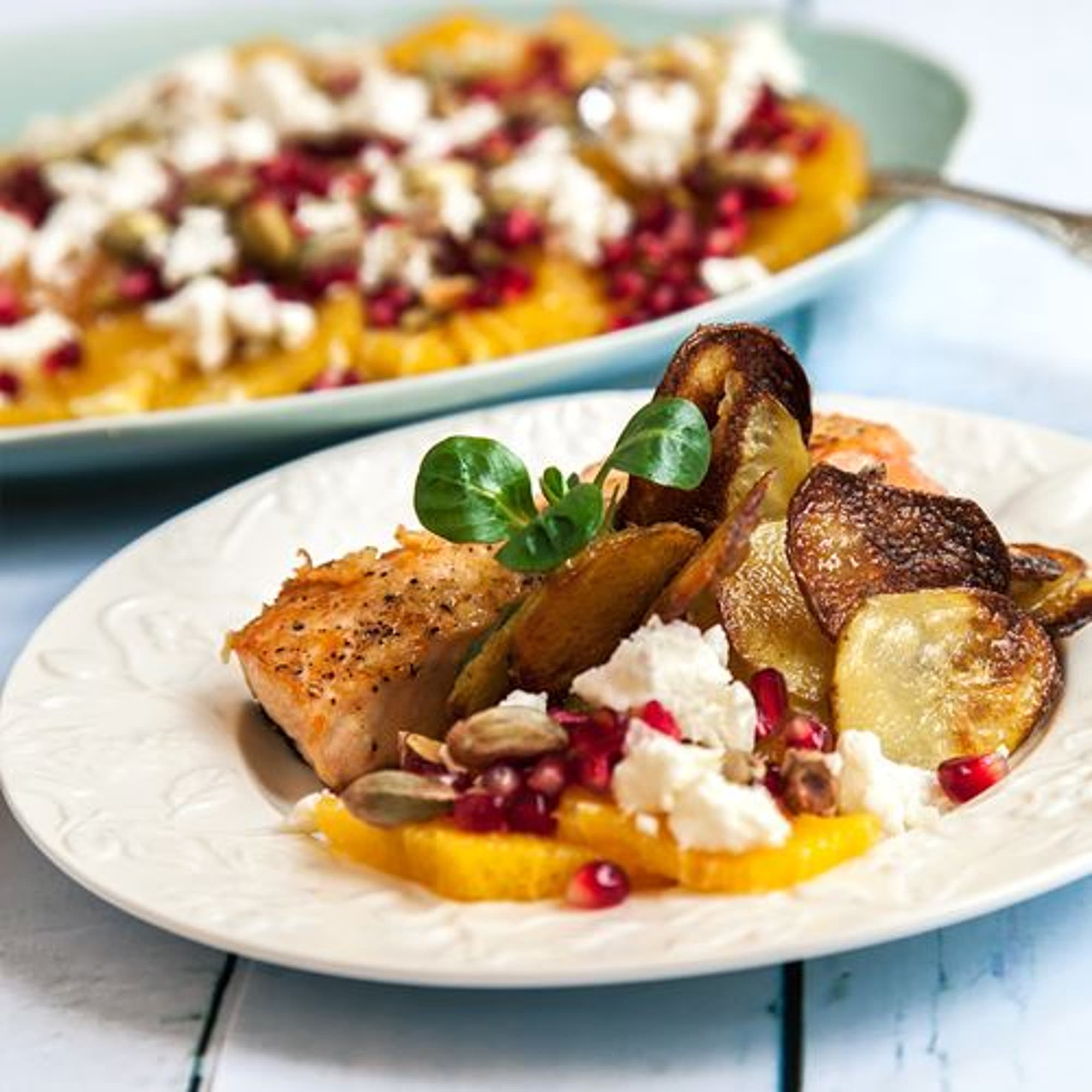 Lax med apelsin- och granatäppelsallad toppad med fetaost och nötter