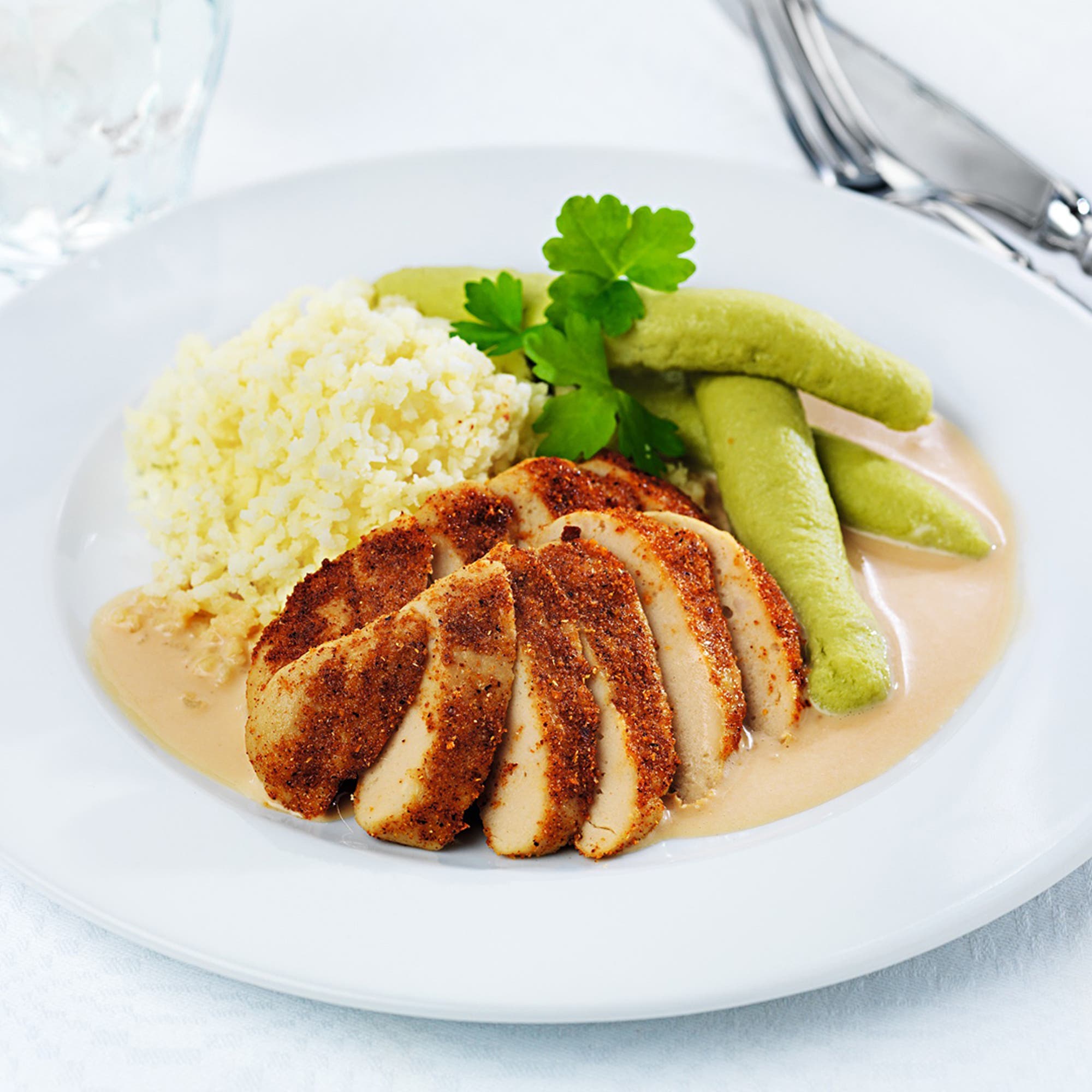 Kycklingtimbal med böntimbal, brunsås och potatismos